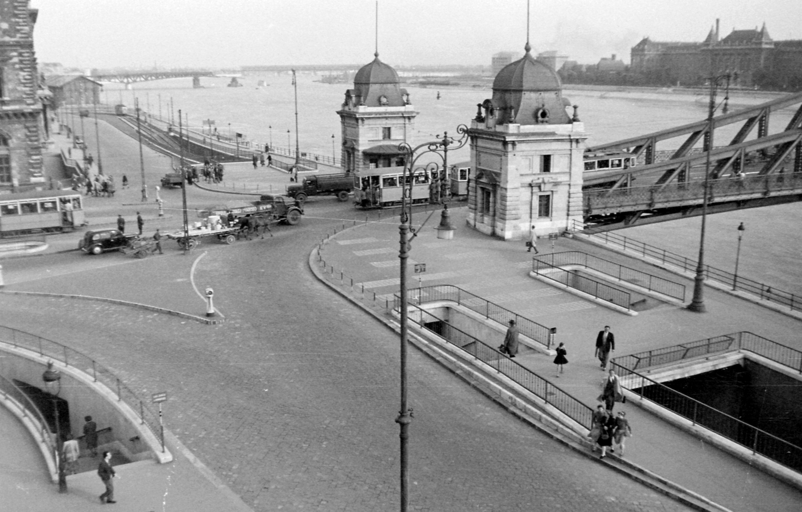 Hungary, Budapest, Fővám (Dimitrov) tér, Szabadság híd pesti hídfő., 1952, Magyar Rendőr, horse, candelabra, Horse-drawn carriage, commercial vehicle, tram, underpass, picture, csibi lamp, bird's eye view, Fortepan #16793