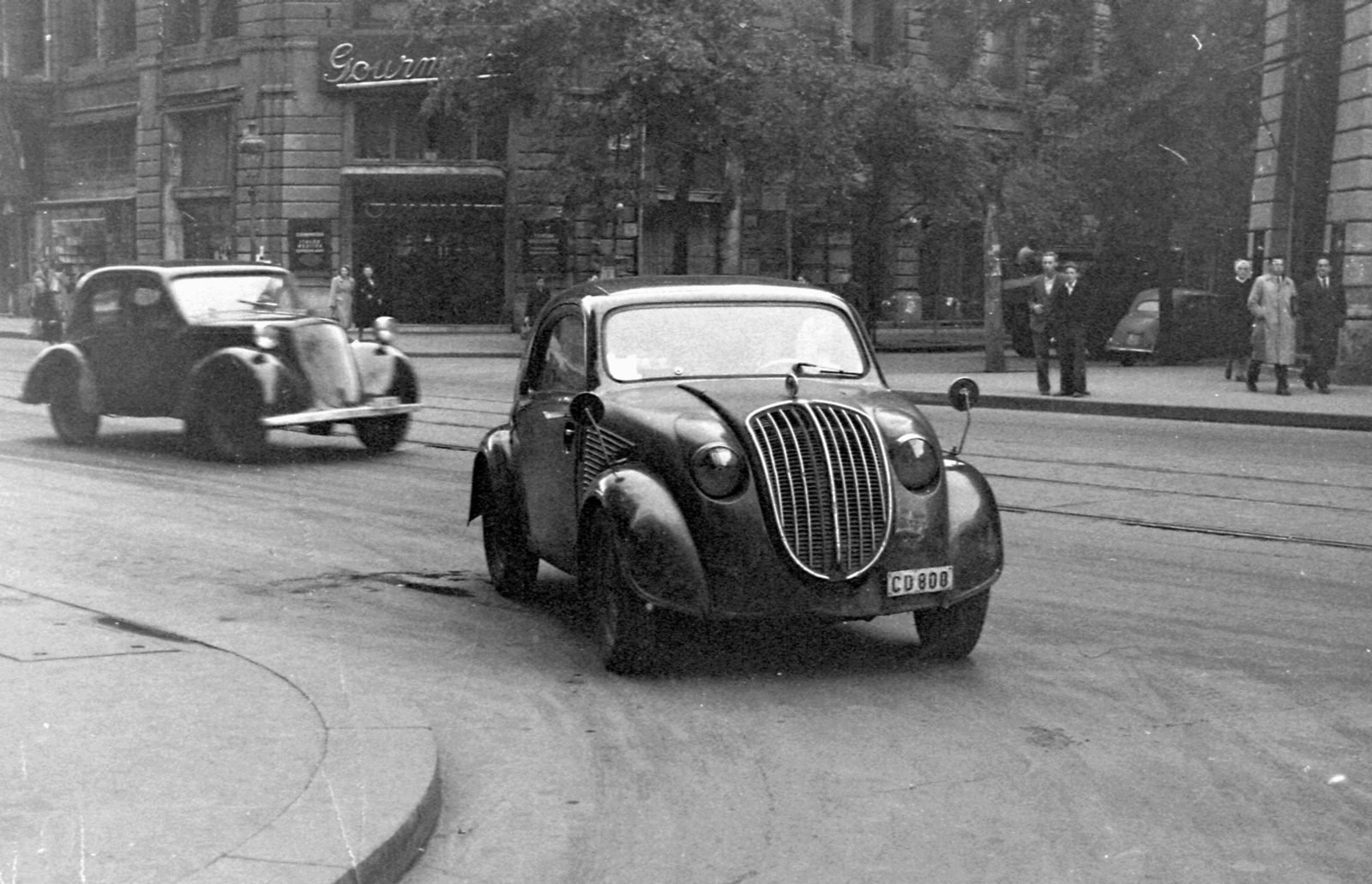 Hungary, Budapest V., Kossuth Lajos utca a Magyar utcából nézve. Az előtérben egy Steyr 55 típusú személygépkocsi., 1952, Magyar Rendőr, Steyr-brand, Austrian brand, pastry shop, automobile, number plate, Budapest, Fortepan #16794