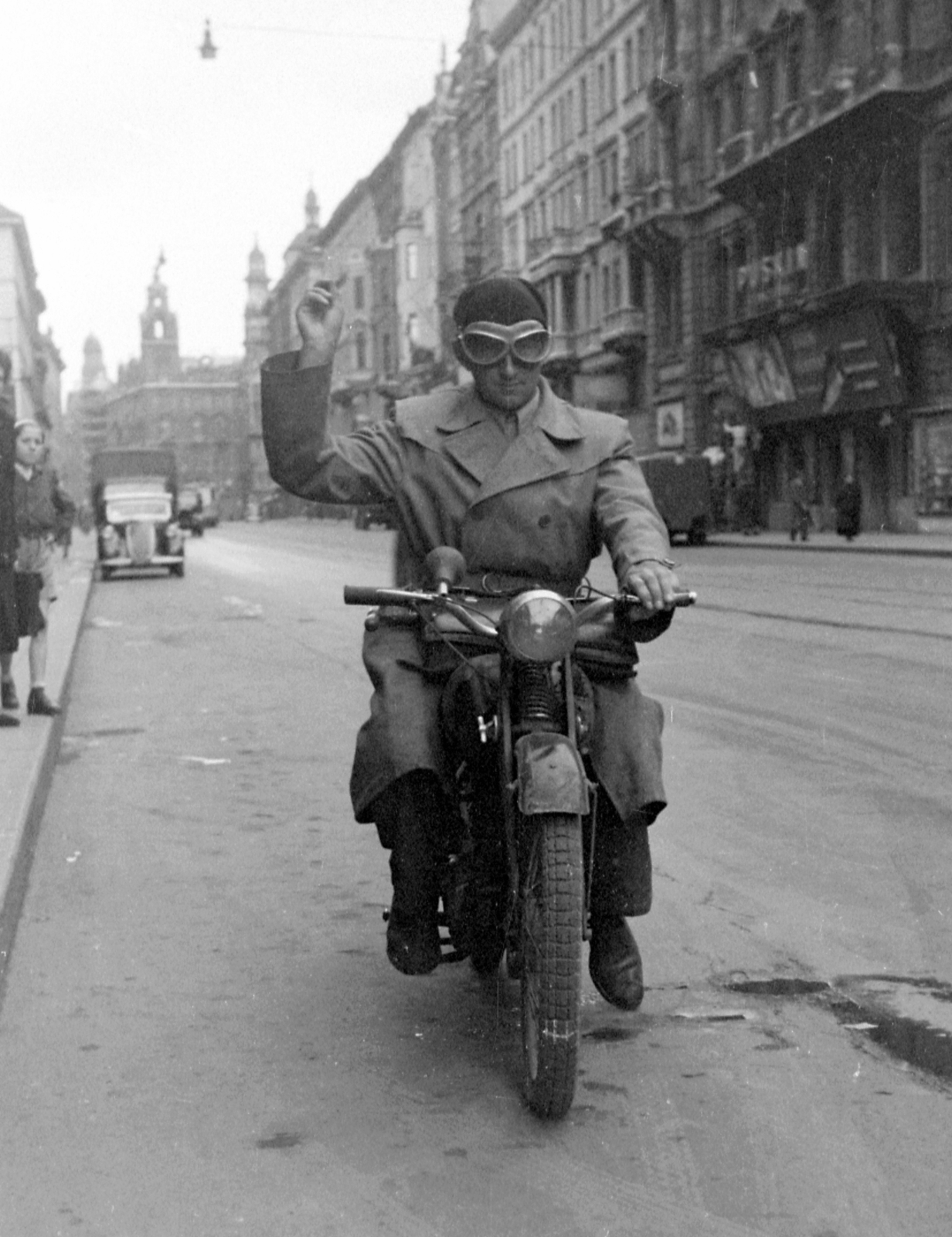 Hungary, Budapest V., Kossuth Lajos utca, a Magyar utcától a Ferenciek tere (Felszabadulás tér) felé nézve., 1952, Magyar Rendőr, motorcycle, Hungarian brand, Csepel-brand, Budapest, Fortepan #16795