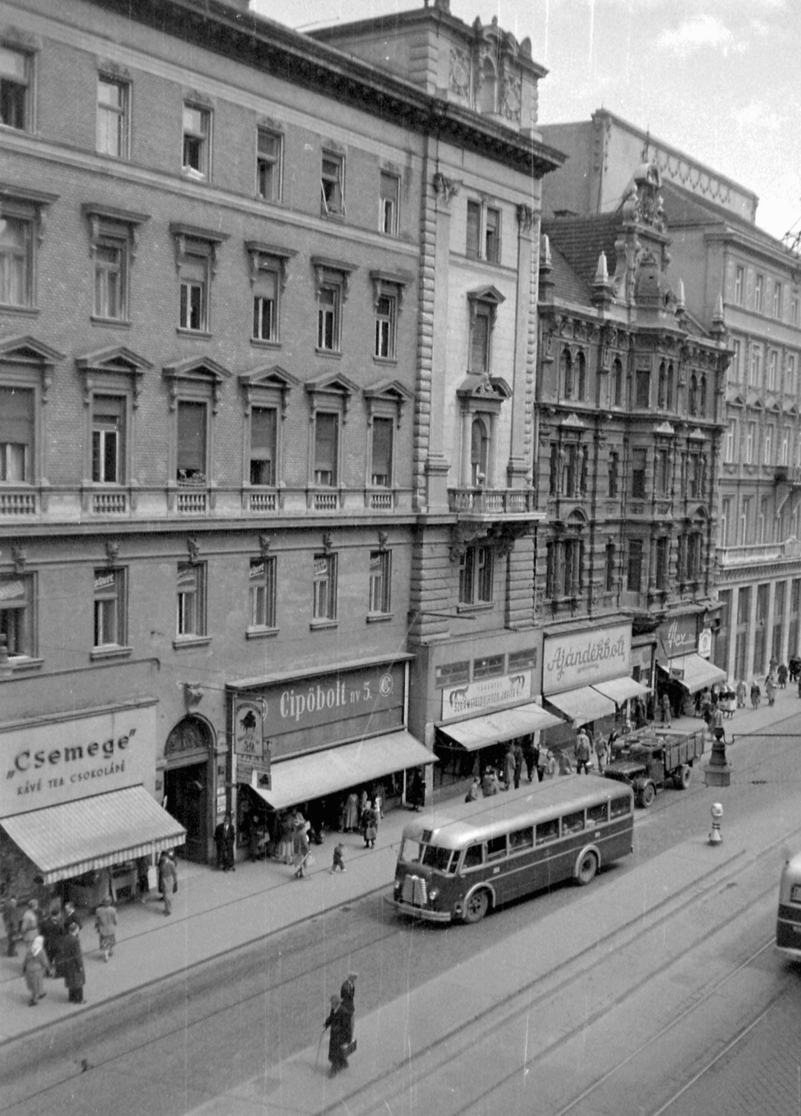 Magyarország, Budapest VII., Rákóczi út 50. 52. 54. sz. épületek., 1952, Magyar Rendőr, autóbusz, cégtábla, magyar gyártmány, teherautó, utcakép, Csepel-márka, MÁVAG-márka, villamosmegálló, MÁVAG Tr5, zongorajavító, cipőbolt, Budapest, Fortepan #16799