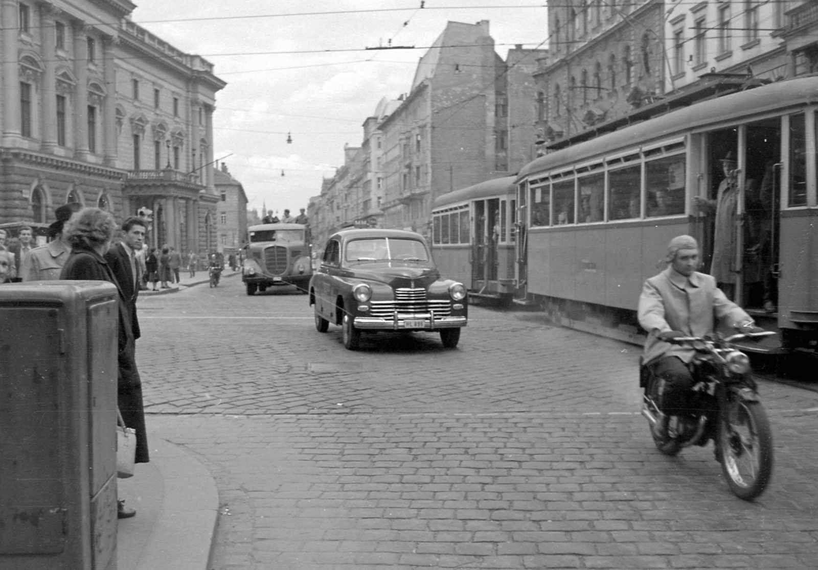 Magyarország, Budapest VIII.,Budapest VII., Rákóczi út a Nagykörút felől az Astoria felé nézve, balra a Nemzeti Színház. Gaz M-20 Pobjeda személygépkocsi, mögötte Austro-Fiat teherautó., 1952, Magyar Rendőr, szovjet gyártmány, GAZ-márka, motorkerékpár, nemzeti színház, teherautó, utcakép, villamos, Fellner és Helmer-terv, GAZ M20 Pobjeda, Austro-Fiat-márka, eklektikus építészet, Budapest, DKW RT125, Fortepan #16800