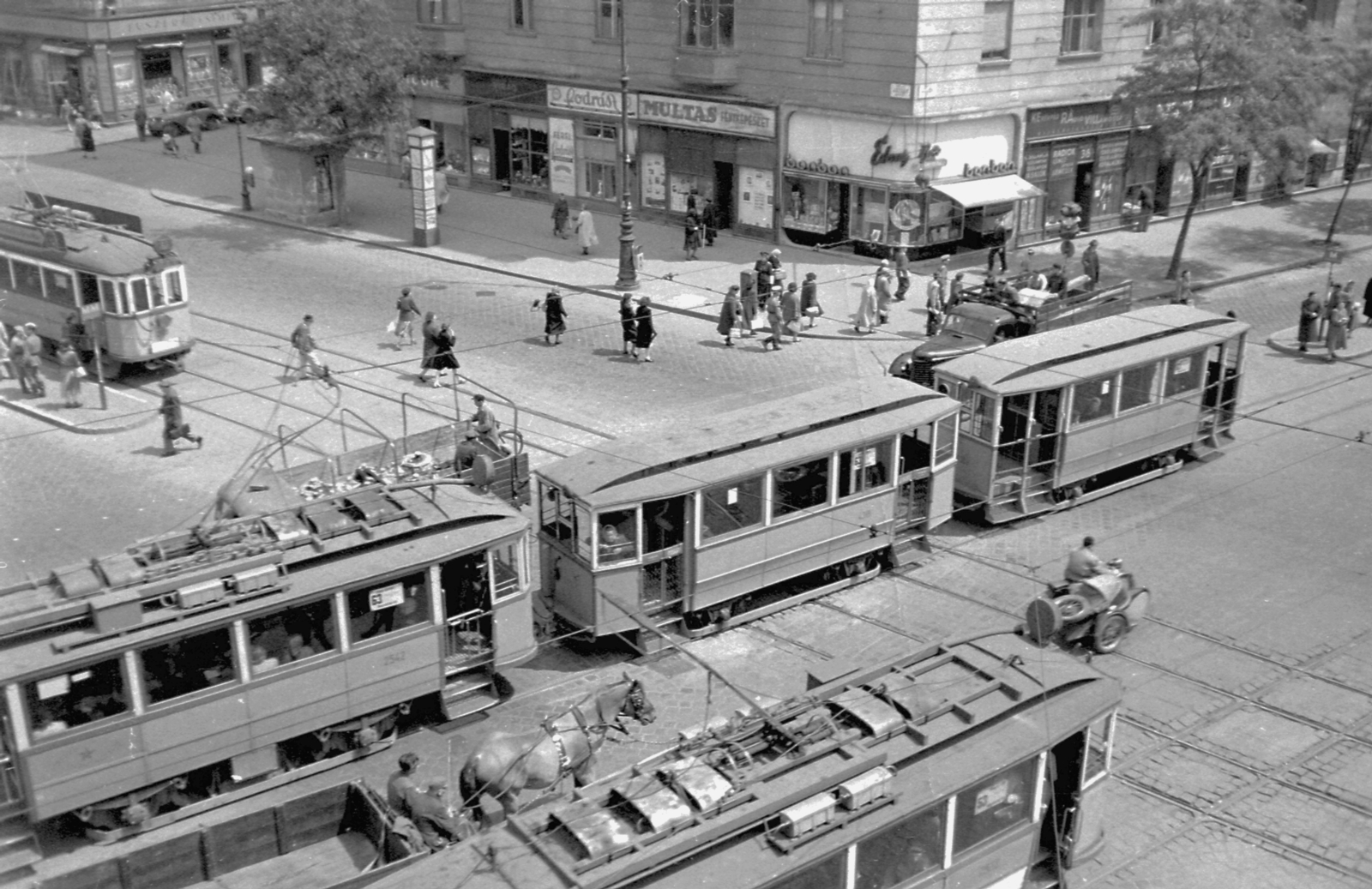 Hungary, Budapest VIII., Nagykörút - Üllői út sarok, balra fent a Corvin (Kisfaludy) köz., 1952, Magyar Rendőr, intersection, sign-board, horse, Horse-drawn carriage, street view, tram, motorcycle with sidecar, pantograph, Budapest, bird's eye view, Fortepan #16801