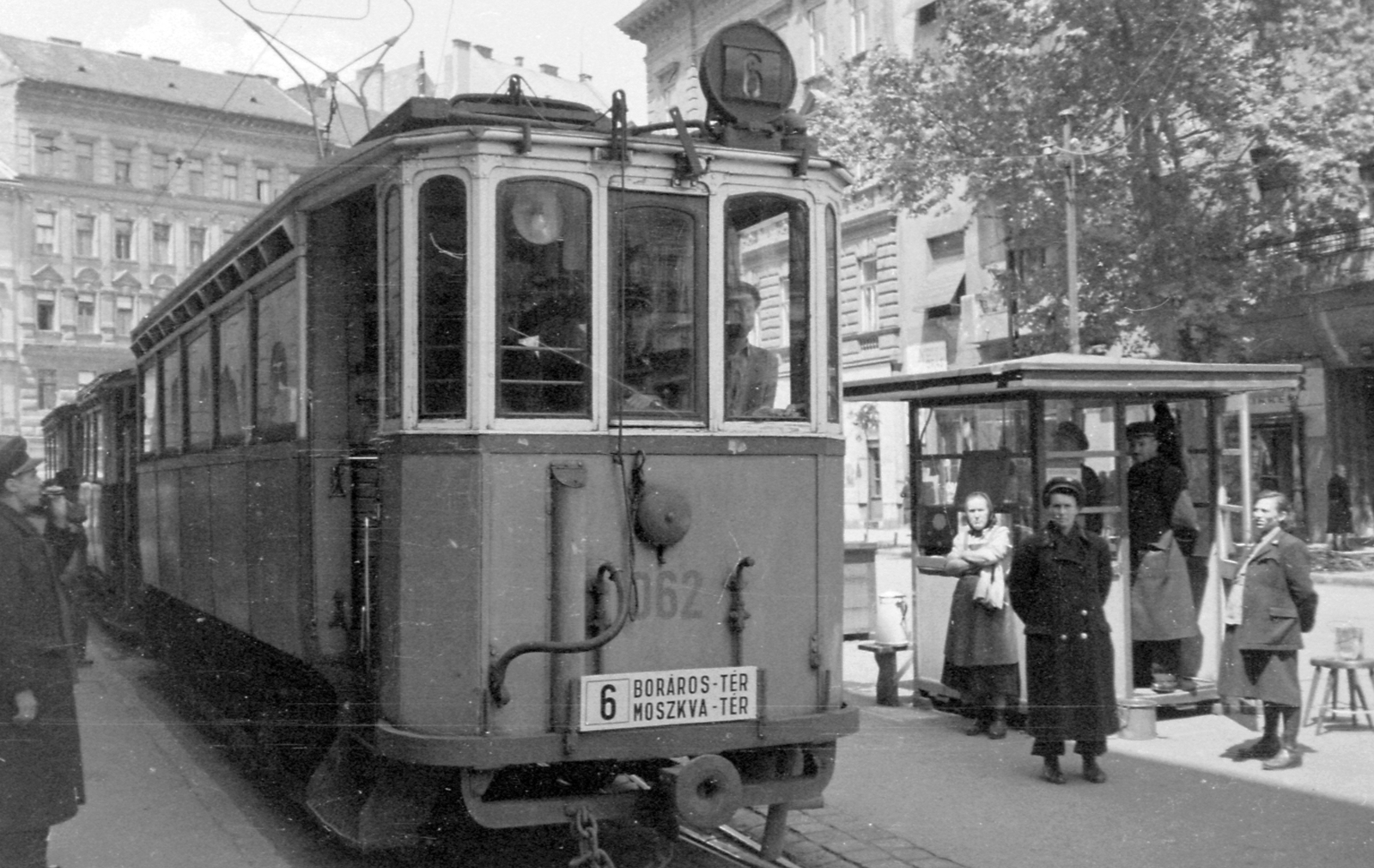 Hungary, Budapest IX., Mester utcai villamos-végállomás a Ferenc körútnál., 1952, Magyar Rendőr, Hungarian brand, tram, Ganz-brand, destination sign, BKVT V-type, Budapest, public transport line number, Fortepan #16802