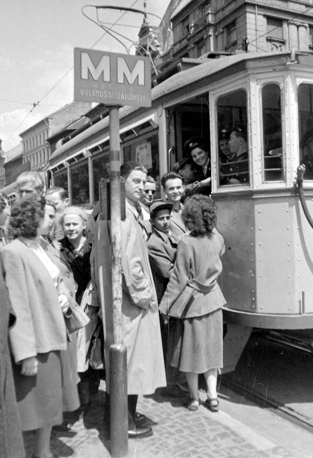 Hungary, Budapest VIII., Villamosmegálló az Üllői út - József körút sarkánál. Háttérben a Corvin (Kisfaludy) köz., 1952, Magyar Rendőr, mass, tram, Budapest, Fortepan #16803