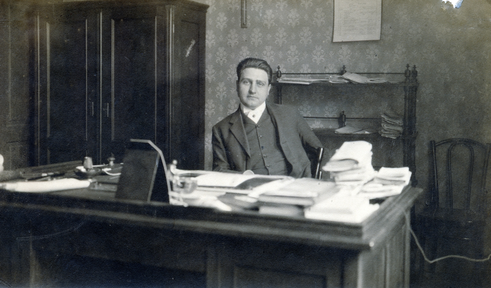 Hungary, Budapest V., a felvétel a Belgrád (Ferenc József) rakpart 27. számú ház egyik lakásában készült. Dr. Kasics Ozmán miniszteri tanácsos, műkedvelő zeneszerző, zongoratanár., 1923, Bősze Ádám, desk, Budapest, Fortepan #170006