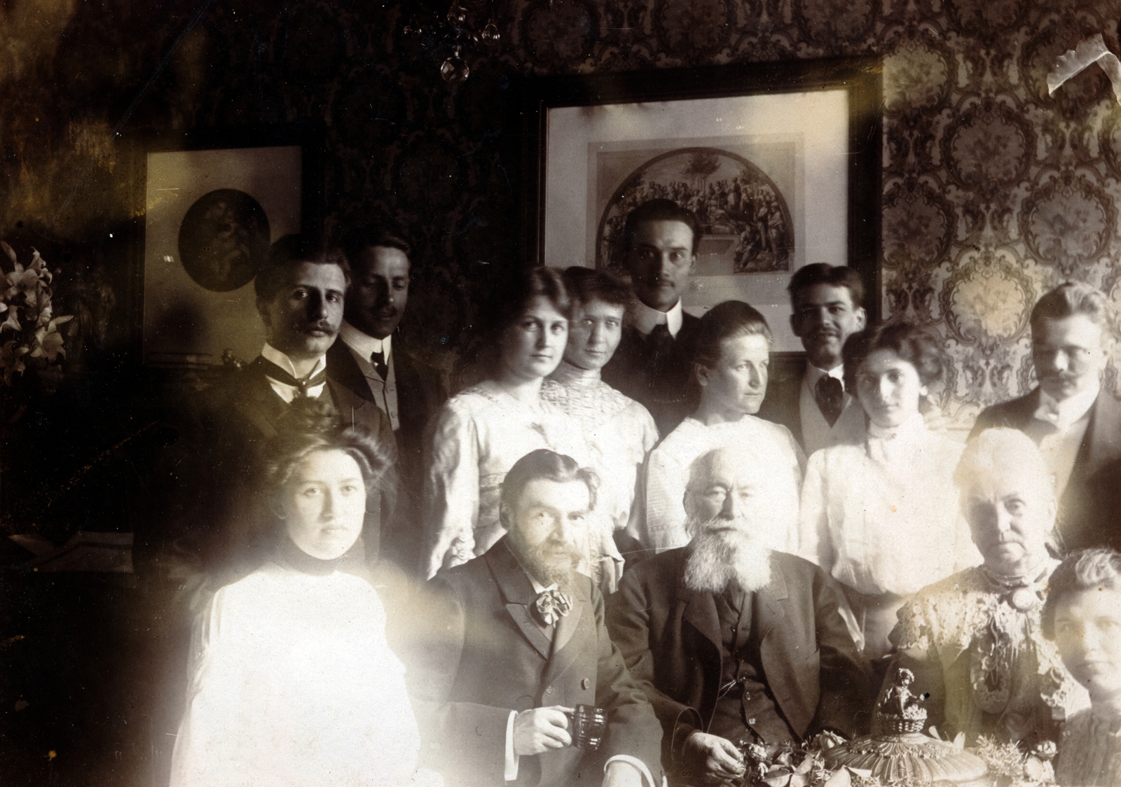 Hungary, Budapest V., a felvétel a Belgrád (Ferenc József) rakpart 27. számú ház egyik lakásában készült. A jobb alsó sarokban Durigo Ilona énekművész és -tanár., 1913, Bősze Ádám, fashion, family, saloon, tableau, beard, tea-urn, bun, Budapest, Fortepan #170036