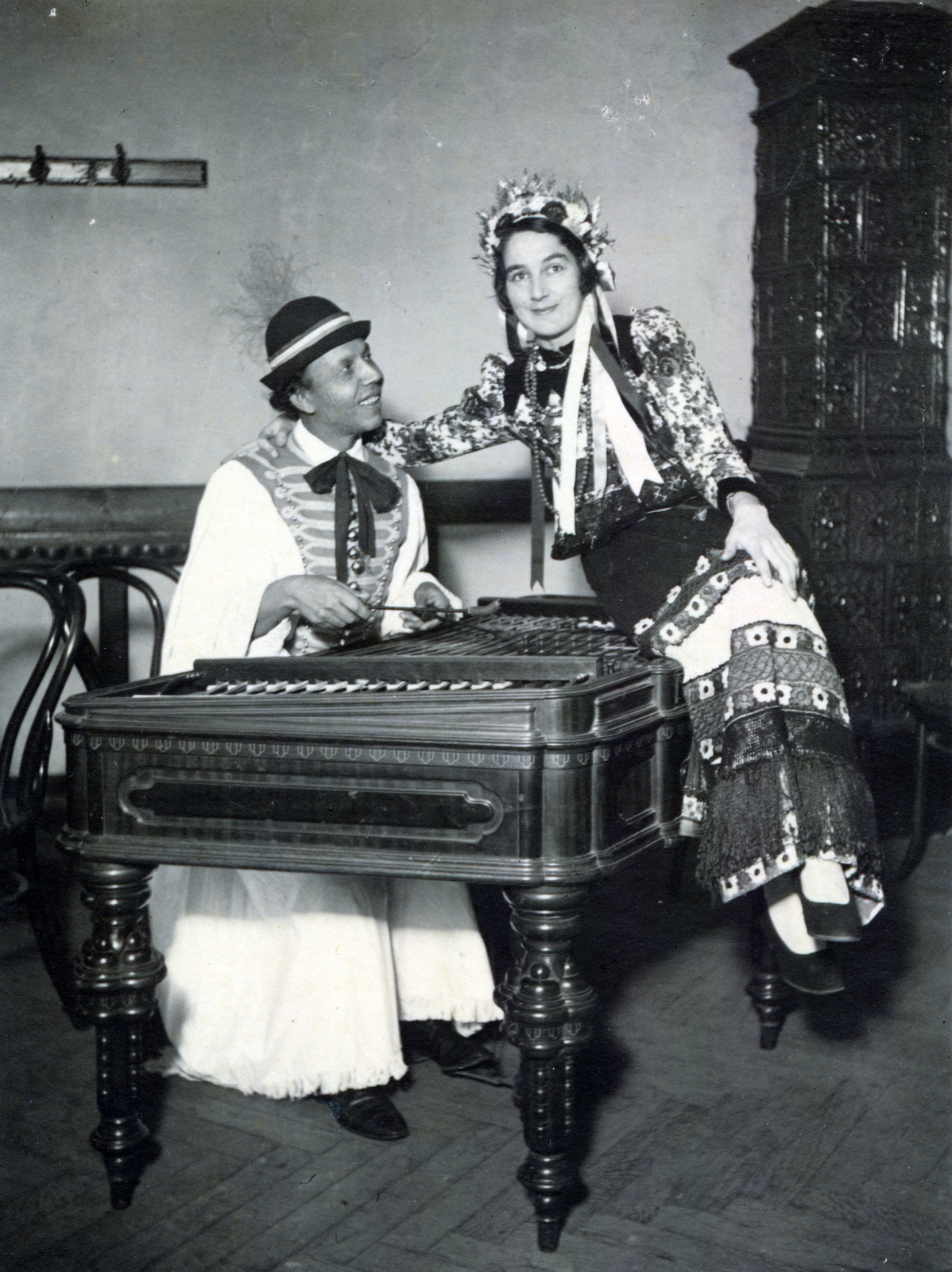 Magyarország, Rácz Aladár cimbalomművész., 1931, Bősze Ádám, cserépkályha, népviselet, zongora, cimbalom, gatya, zenész, párta, Fortepan #170040