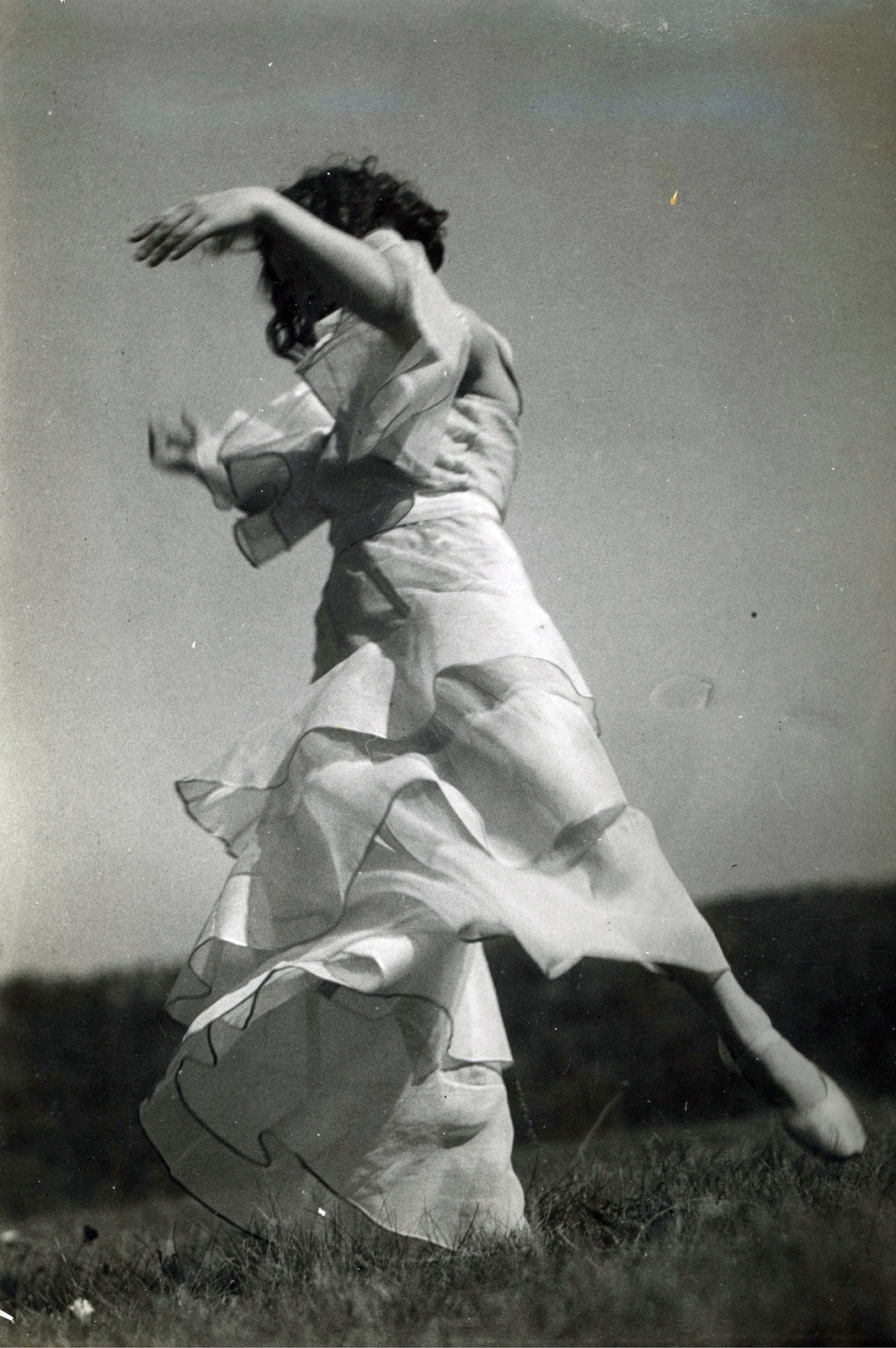 Magyarország, Nagy Etel tánc- és mozgásművész, koreográfus., 1933, Formanekné Nagy Zsuzsanna, Lengyel Lajos, fehér ruha, tánc, levegőben, Fortepan #170073