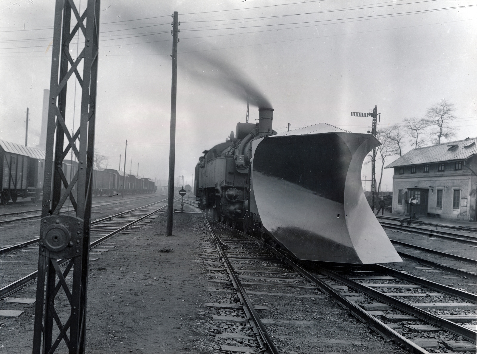 1930, Villányi György, steam locomotive, railway, rail signal, aerial wire, snow plough, railroad switch, semaphor, Fortepan #170293