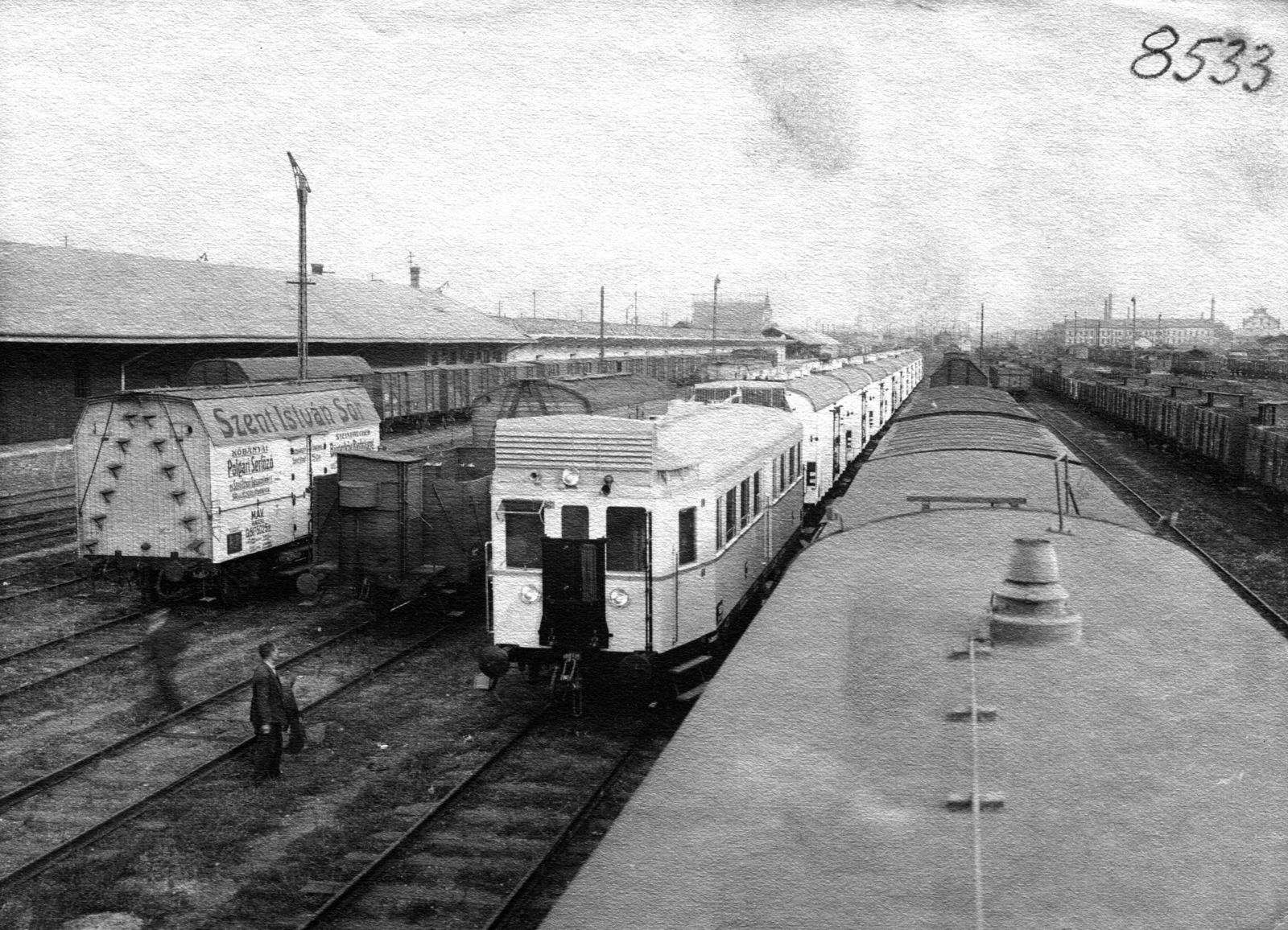 Magyarország, Budapest VIII., Józsefvárosi pályaudvar., 1935, Villányi György, vasúti szerelvény, vagon, Budapest, Kőbányai Polgári Serfőző, Ganz BCmot, Fortepan #170340