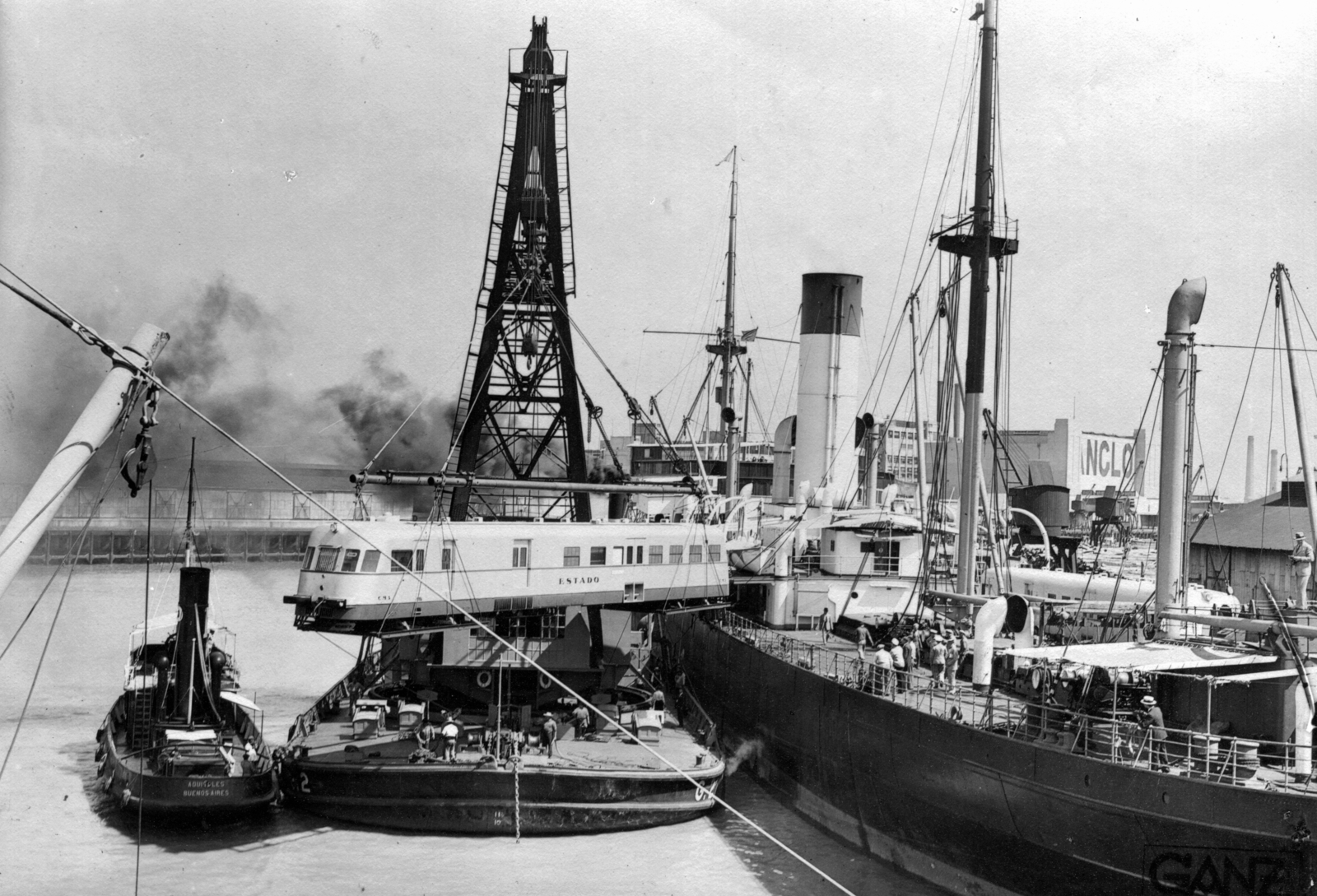 Argentina, Buenos Aires, kikötő. Az Argentin Államvasutak (Estado) megrendelésére gyártott Árpád sínautóbuszok kihajózása., 1943, Villányi György, ship crane, Fortepan #170349