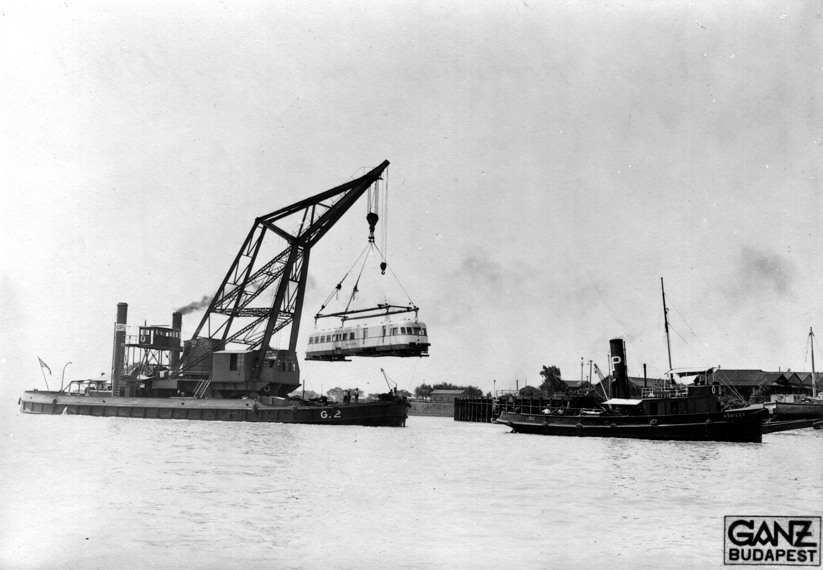 Argentína, Buenos Aires, kikötő. Az Argentin Államvasutak (Estado) megrendelésére gyártott Árpád sínautóbuszok kihajózása., 1943, Villányi György, hajódaru, Fortepan #170350