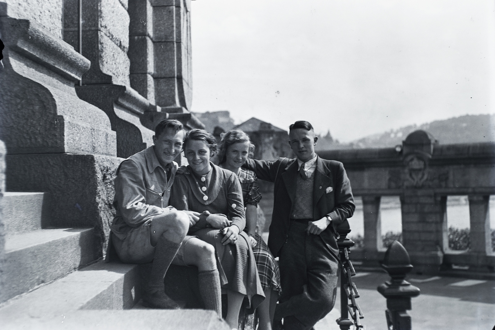 1936, Privát Fotó és Film Archívum-Höfler Tibor gyűjtemény, leaning, sitting on stairs, youth, Fortepan #170415
