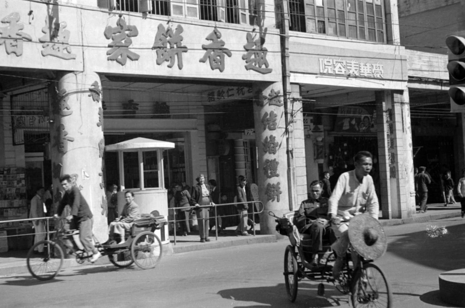 1955, Lőrinczi Ákos, Chinese characters, rickshaw, sentry-box, signal, tricycle, Fortepan #170444