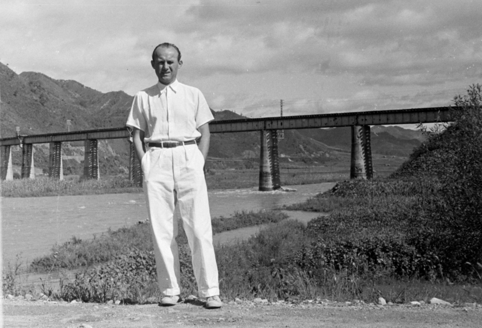 Republic of Korea, vasúti híd., 1955, Lőrinczi Ákos, man, hands in pockets, white dress, railway bridge, Fortepan #170460