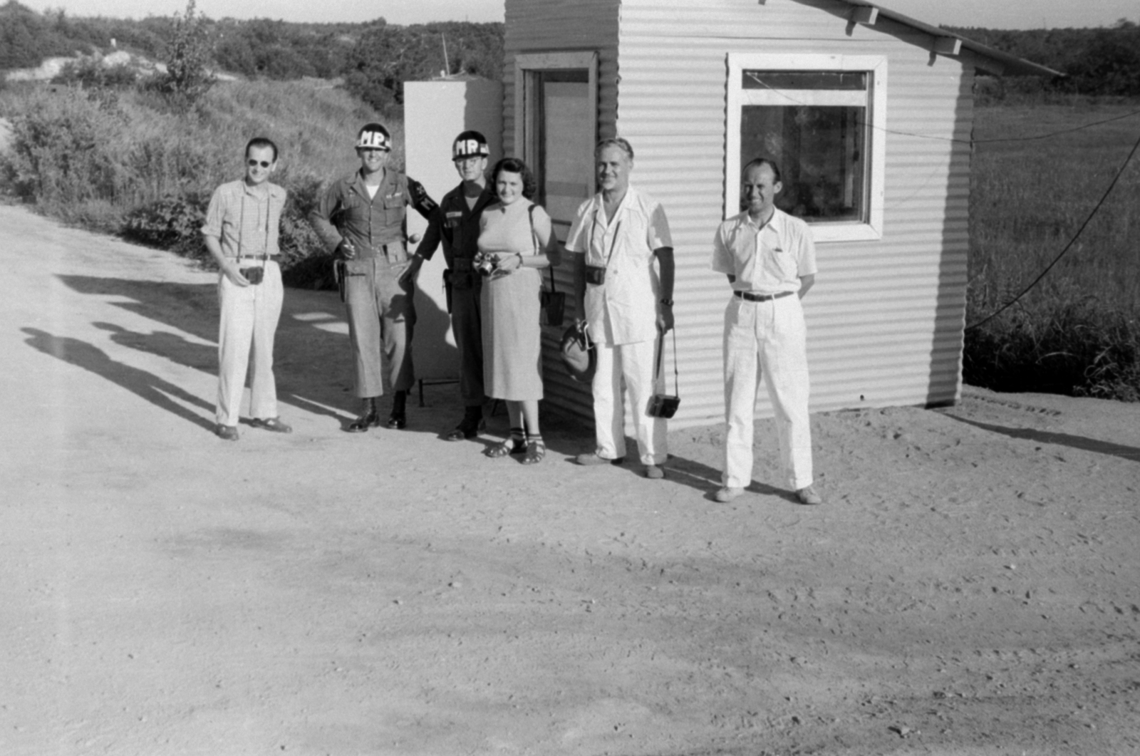 Republic of Korea,Democratic People's Republic of Korea, Észak-Korea és Dél-Korea közötti demarkációs vonal melletti határsáv., 1955, Lőrinczi Ákos, tableau, tourist, camera, sentry-box, Fortepan #170462