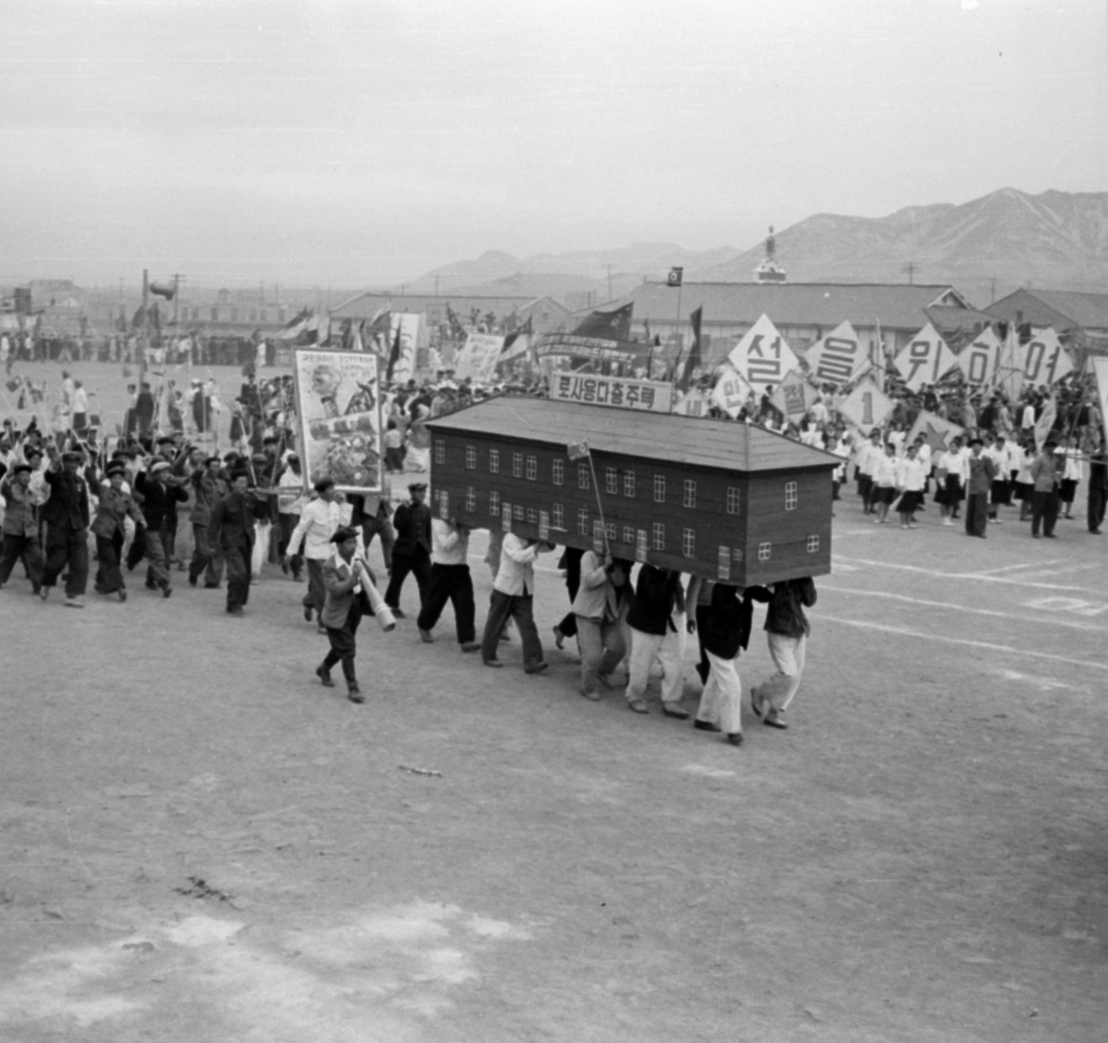 Democratic People's Republic of Korea, Sariwon, május 1-i felvonulás., 1955, Lőrinczi Ákos, decoration, photo aspect ratio: square, carrying on the shoulder, Fortepan #170470