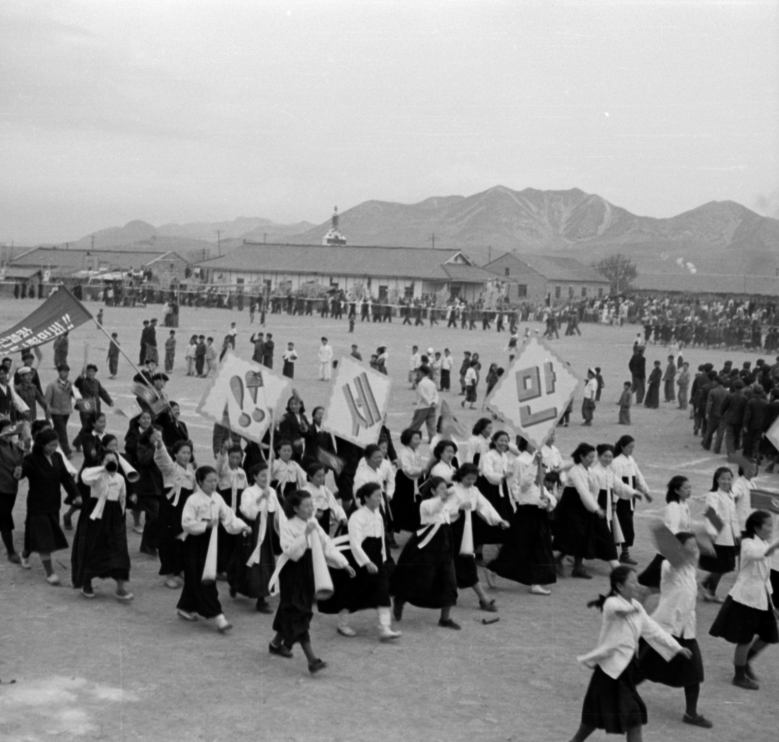 Democratic People's Republic of Korea, Sariwon, május 1-i felvonulás., 1955, Lőrinczi Ákos, label, photo aspect ratio: square, Fortepan #170475