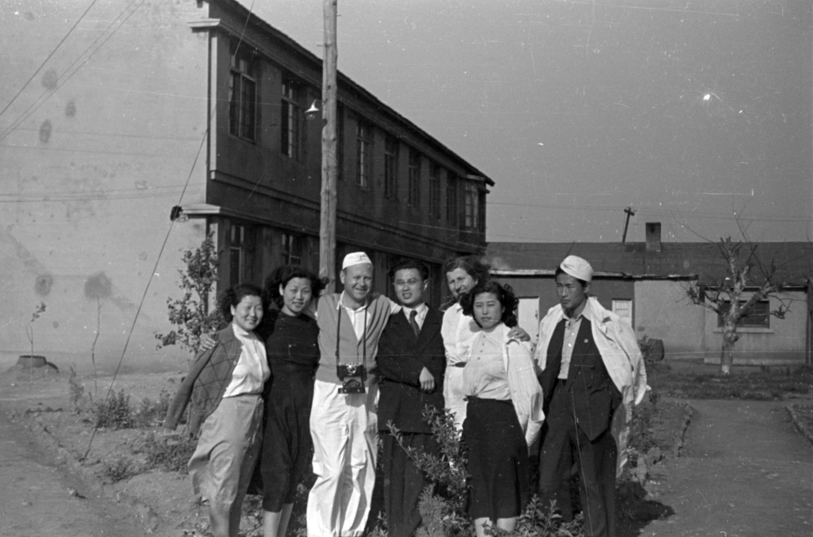 1955, Lőrinczi Ákos, tableau, arms around shoulders, camera, Fortepan #170479