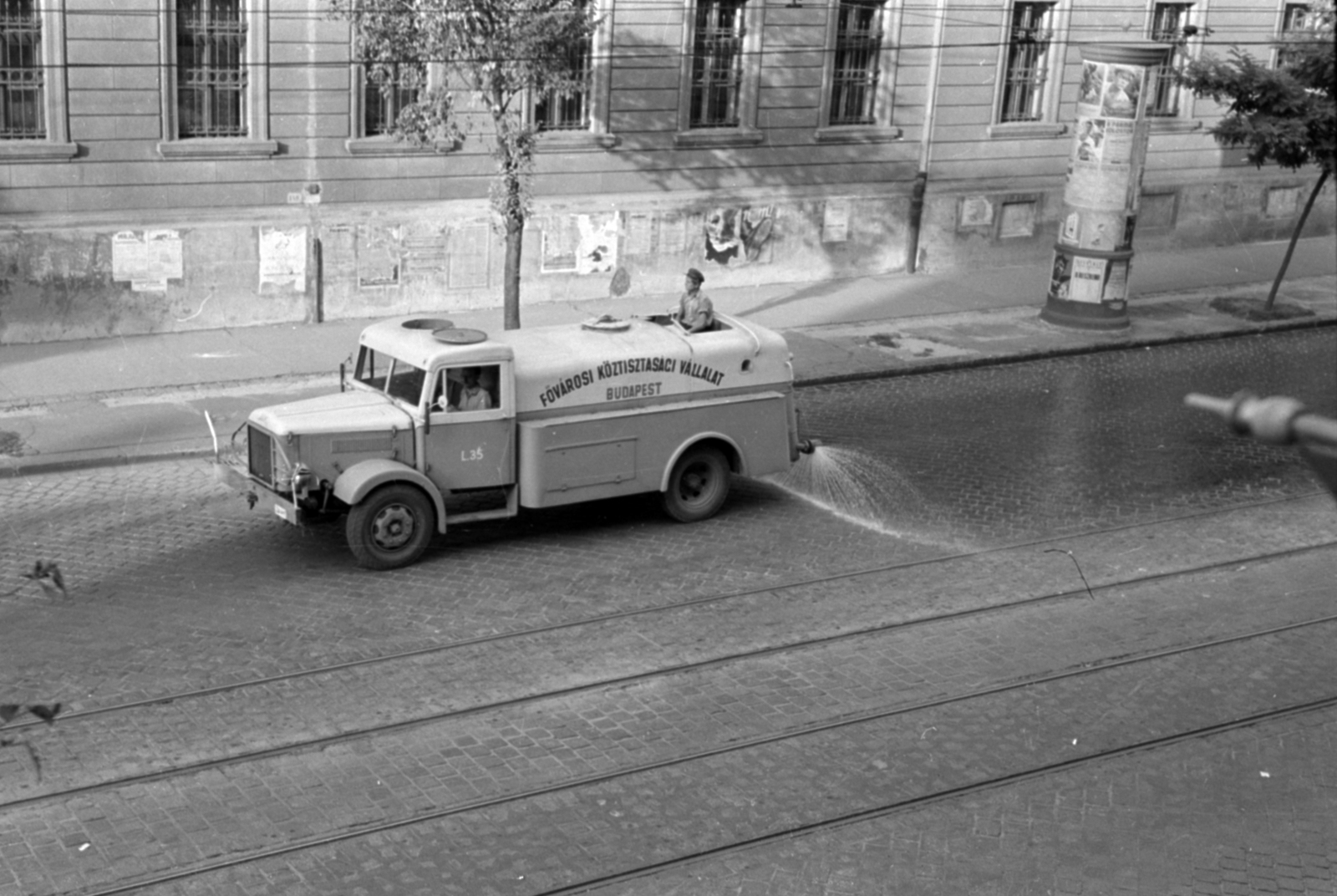 Hungary, Budapest VIII.,Budapest IX., a felvétel az Üllői út 111/b számú házból készült, szemben a 80. számú ház., 1954, Lőrinczi Ákos, ad pillar, Budapest, poster, Fortepan #170494