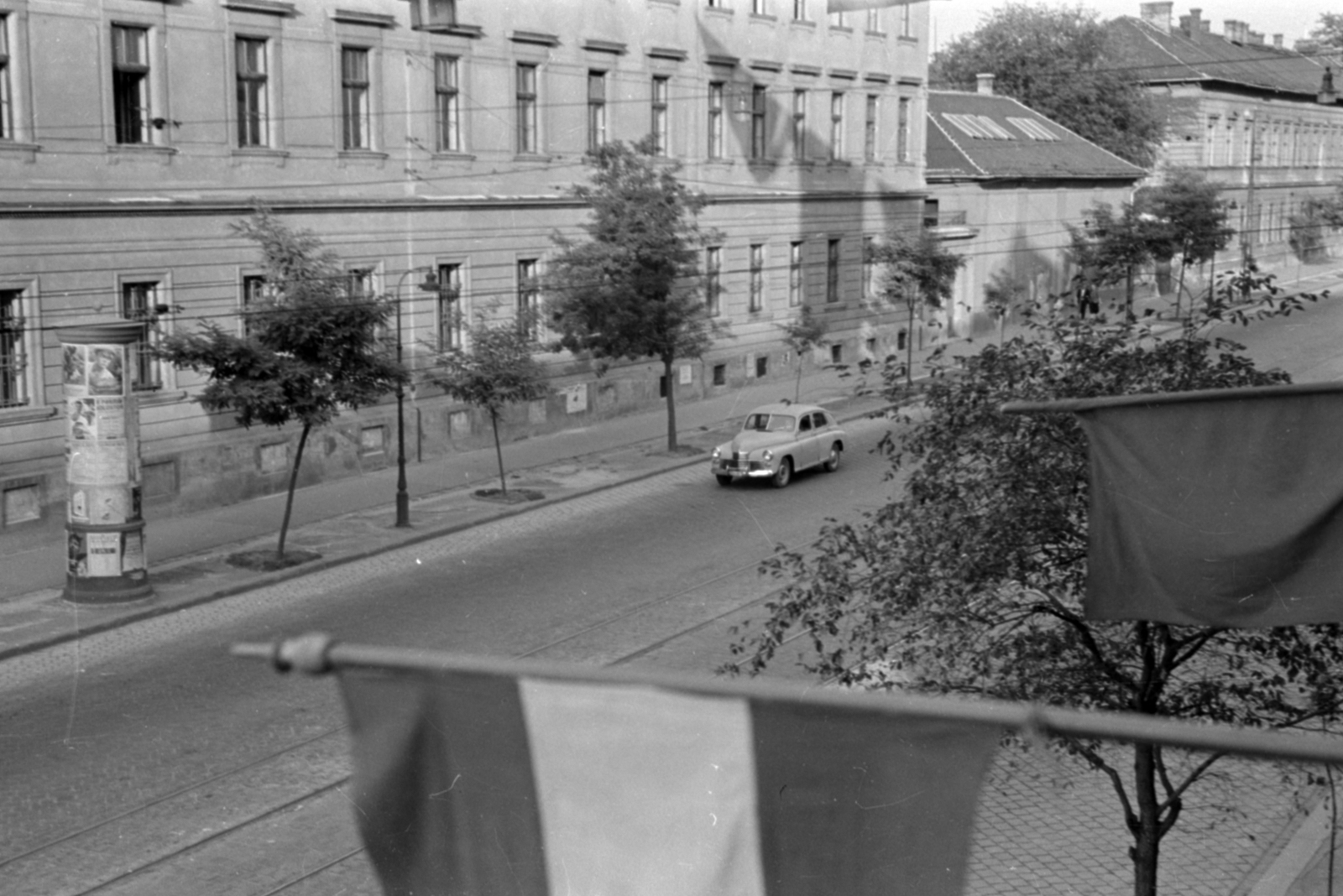 Hungary, Budapest VIII.,Budapest IX., a felvétel az Üllői út 111/b számú házból készült, a Nagyvárad tér irányába. Balra a 80. számú ház., 1954, Lőrinczi Ákos, street view, Budapest, automobile, Fortepan #170495
