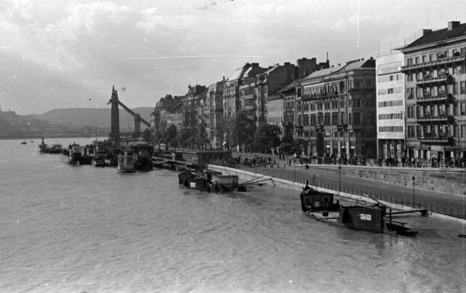 Hungary, Budapest V., a pesti rakpart árvíz idején, a Szabadság hídról a lerombolt Erzsébet híd pesti hídfője felé nézve., 1954, Lőrinczi Ákos, Budapest, picture, wharf, ship, flood, Fortepan #170498