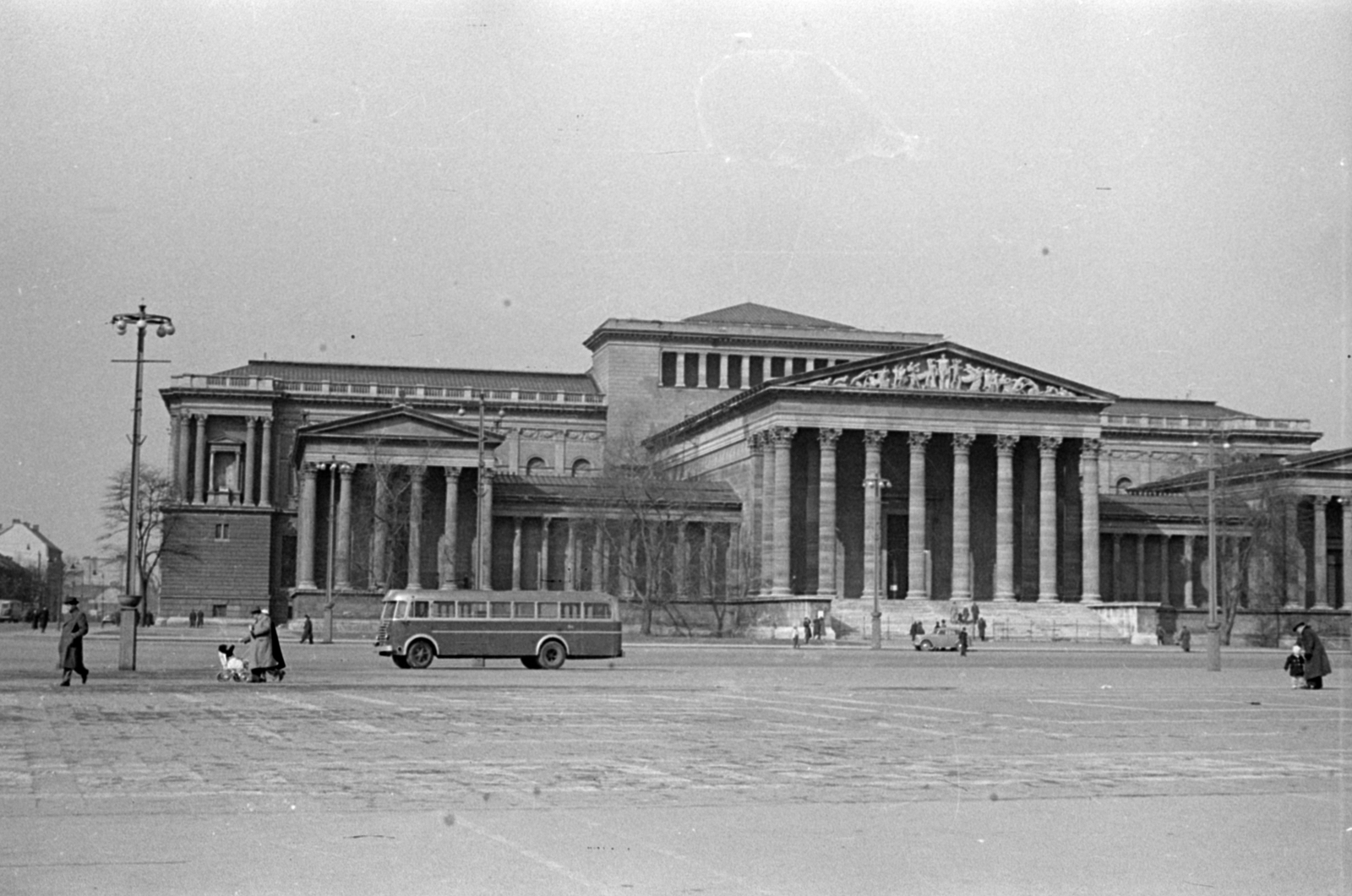 Hungary, Budapest XIV., Hősök tere, Szépművészeti Múzeum., 1954, Lőrinczi Ákos, Budapest, bus, Neoclassical architecture, museum, architectural heritage, Fortepan #170515