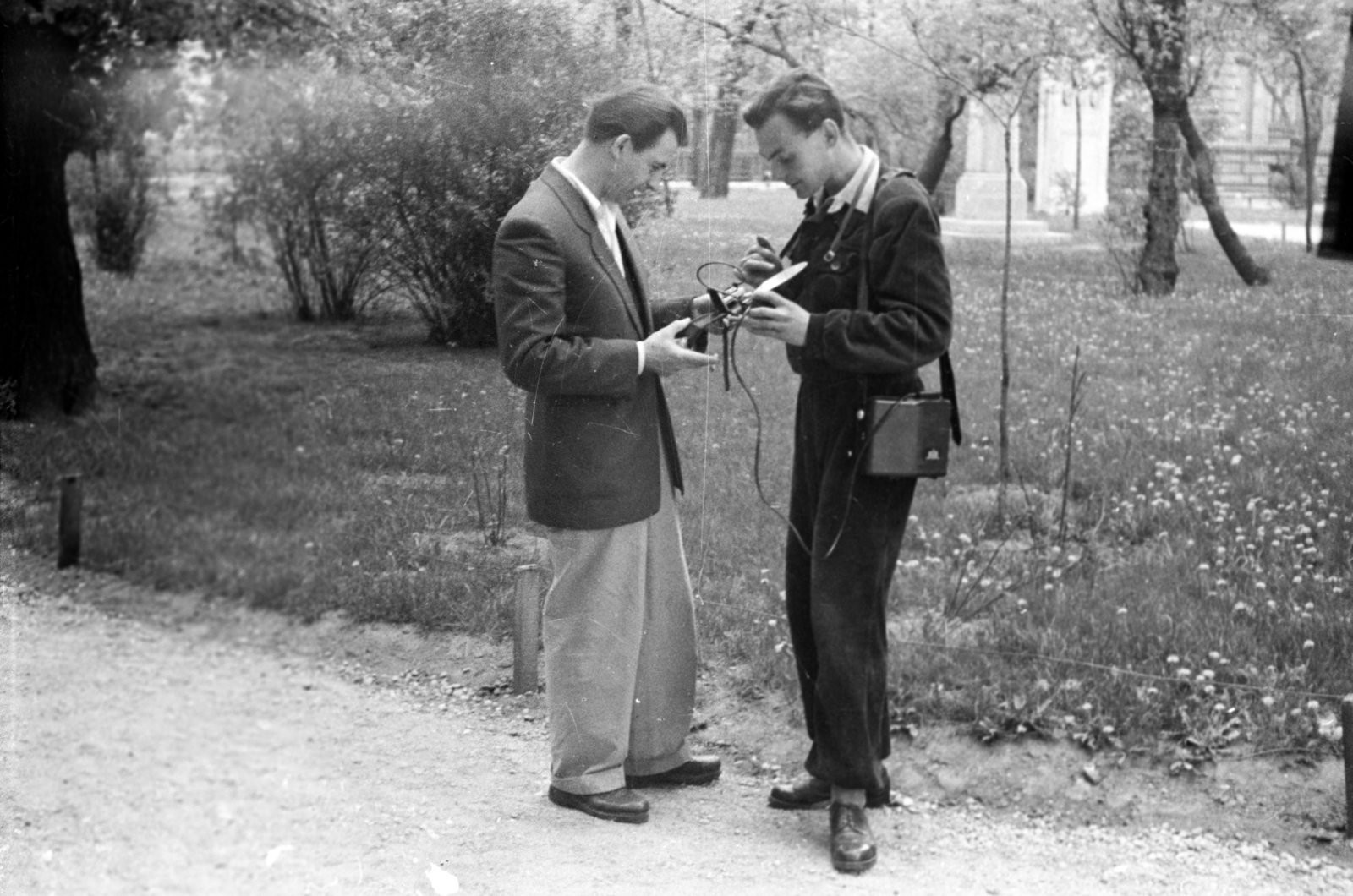 Hungary, Budapest VIII., Múzeumkert., 1957, Lőrinczi Ákos, Budapest, flash, photo equipment, Fortepan #170521