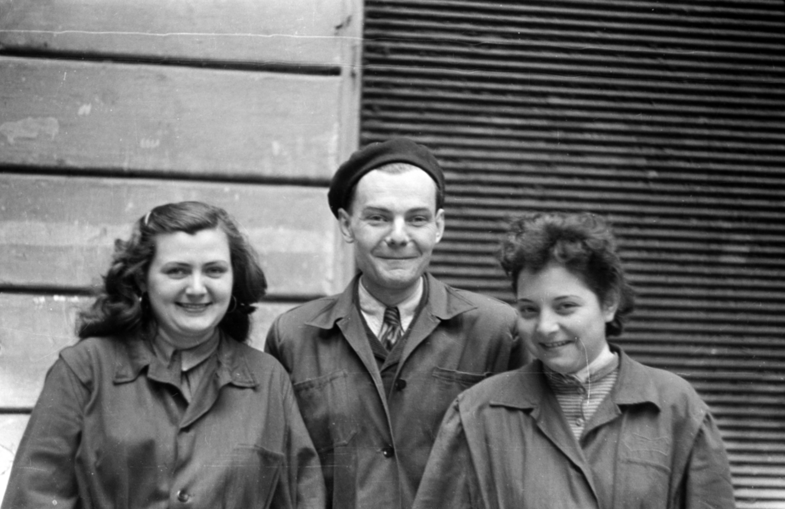 Magyarország, Budapest VII., Dohány utca, a felvétel a 20-as számú ház előtt készült., 1957, Lőrinczi Ákos, mosoly, munkaköpeny, Budapest, Fortepan #170527