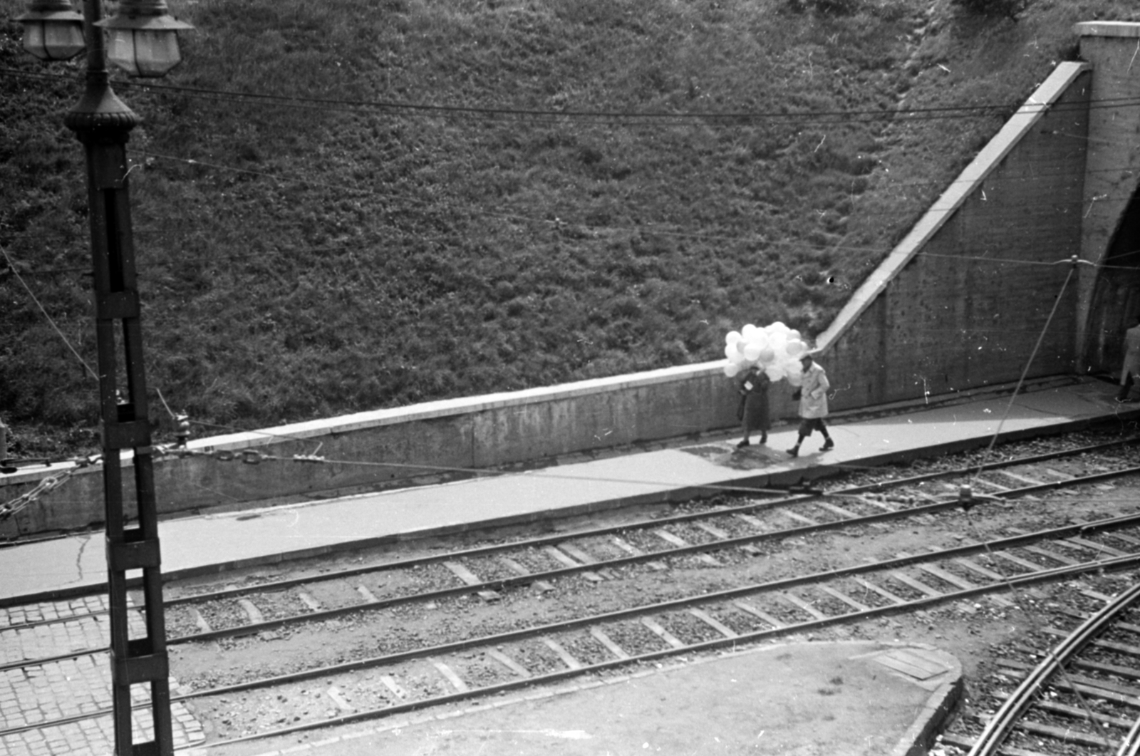 Magyarország, Budapest I.,Budapest II.,Budapest XII., Széll Kálmán (Moszkva) tér, jobbra a Krisztina körút felé vezető villamos aluljáró., 1956, Lőrinczi Ákos, léggömb, Fortepan #170537