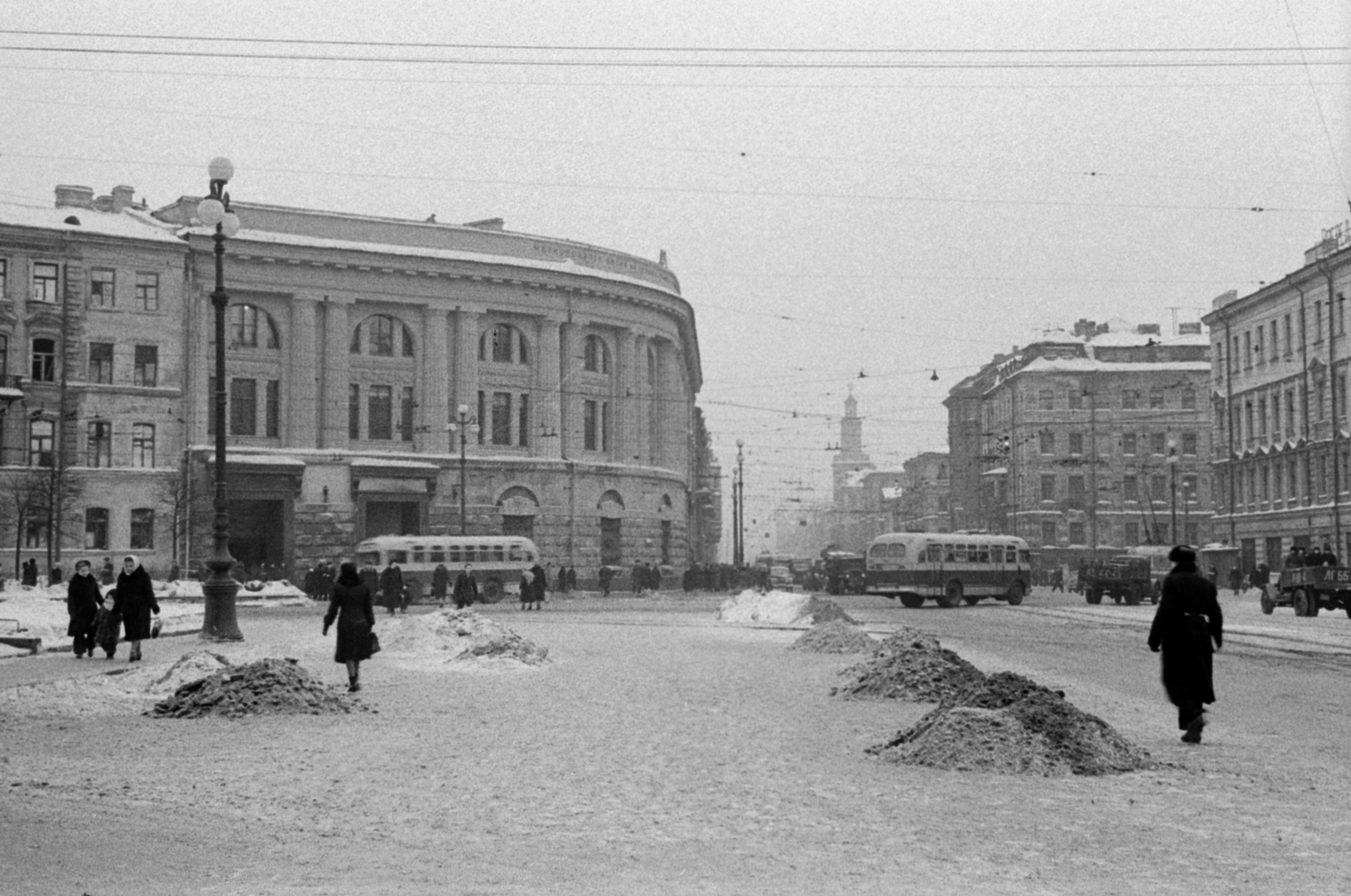 Oroszország, Szentpétervár, (Leningrád), Moszkovszkij sugárút, balra a Zagorodnyij sugárút torkolata., 1960, Lőrinczi Ákos, trolibusz, hókupac, Fortepan #170542