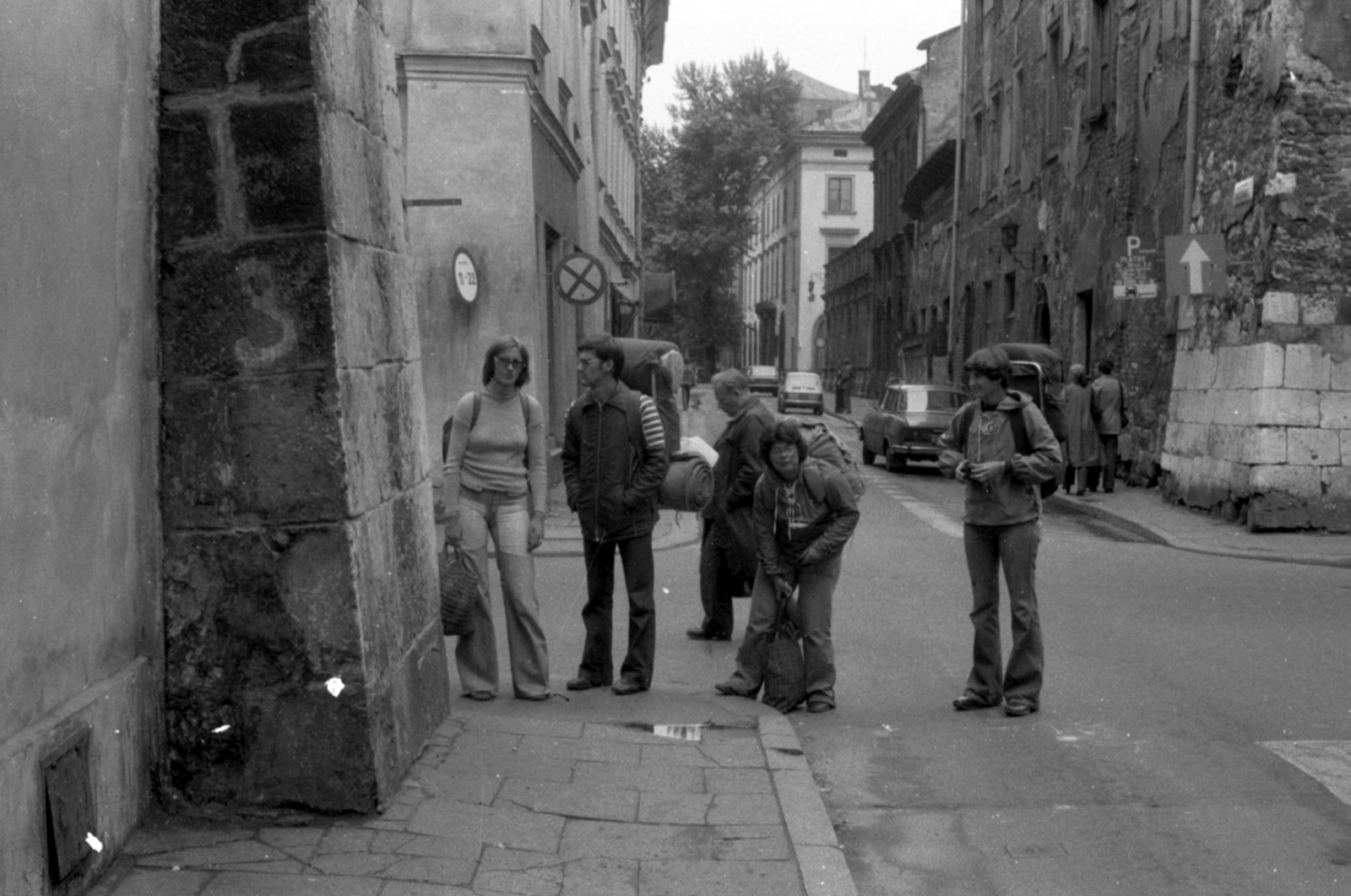 Poland, Kraków, ulica Jagiellońska az ulica Szewska kereszetődésénél, a plac Szczepański felé nézve., 1979, Lőrinczi Ákos, flared trousers, Fortepan #170547