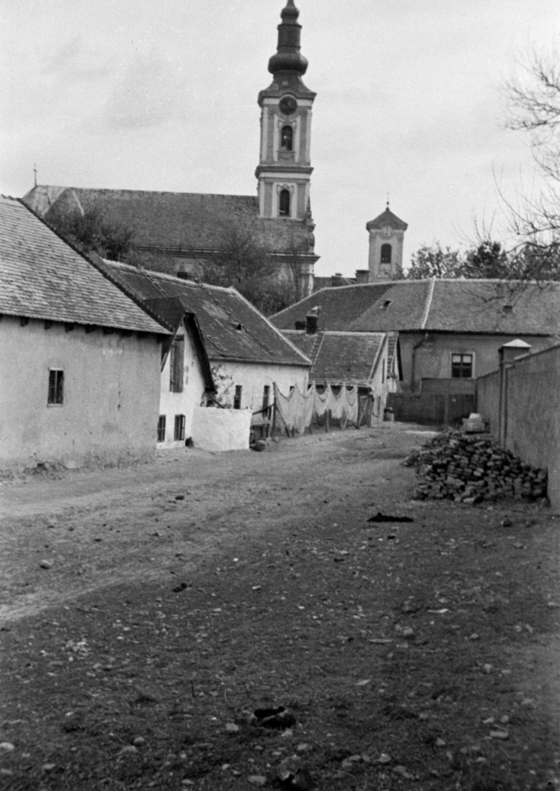 Hungary, Szentendre, Pásztor köz, háttérben balra a Belgrád székesegyház (Görögkeleti Püspöki Főszékesegyház), jobbra a Keresztelő Szent János-templom., 1960, Lőrinczi Ákos, brick, Fortepan #170549