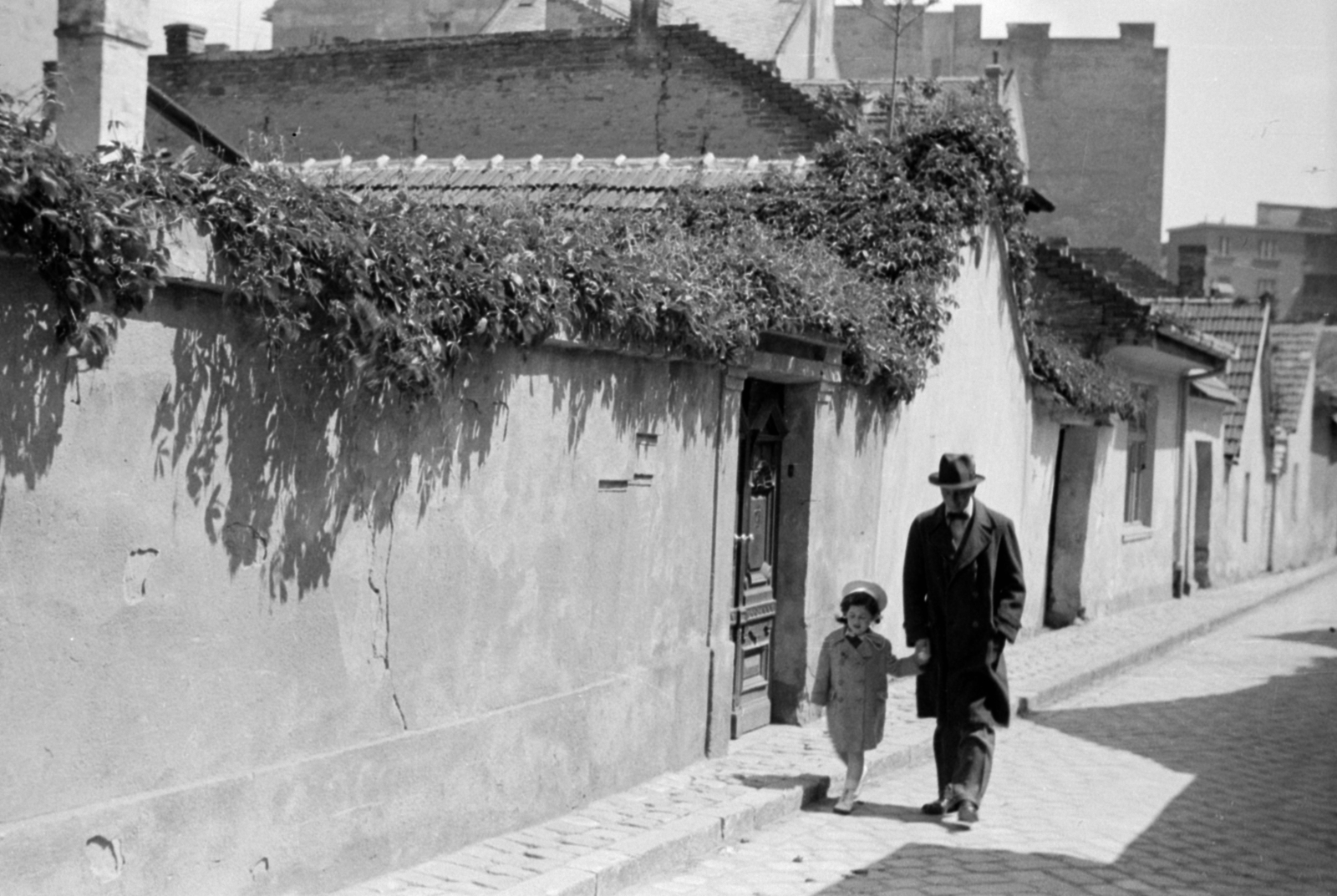 Hungary, Budapest II., Petrezselyem utca, szemben a Fényes Elek (Tégla) utca, háttérben jobbra a Margit körút 51. számú ház hátsó homlokzata., 1938, Lőrinczi Ákos, Budapest, Fortepan #170555