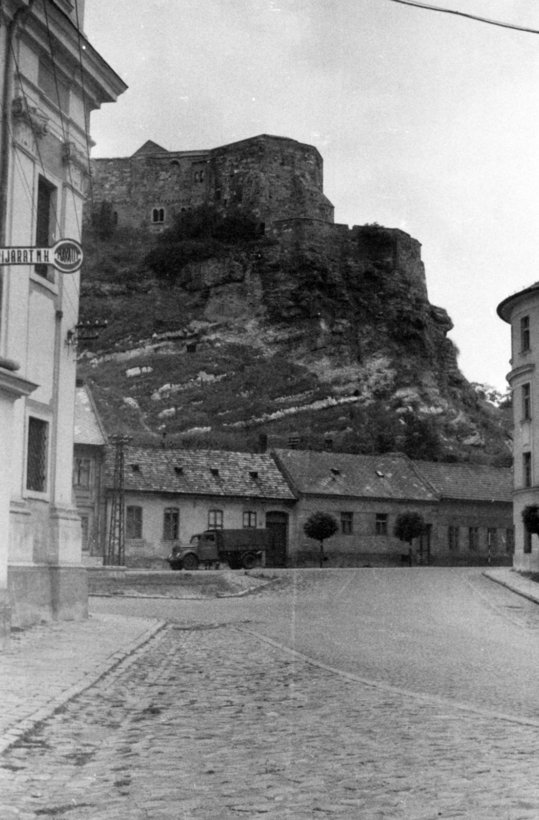 Hungary, Esztergom, Víziváros, Mindszenty hercegprímás tere, háttérben a vár., 1960, Lőrinczi Ákos, bottom view, hillside, Fortepan #170560