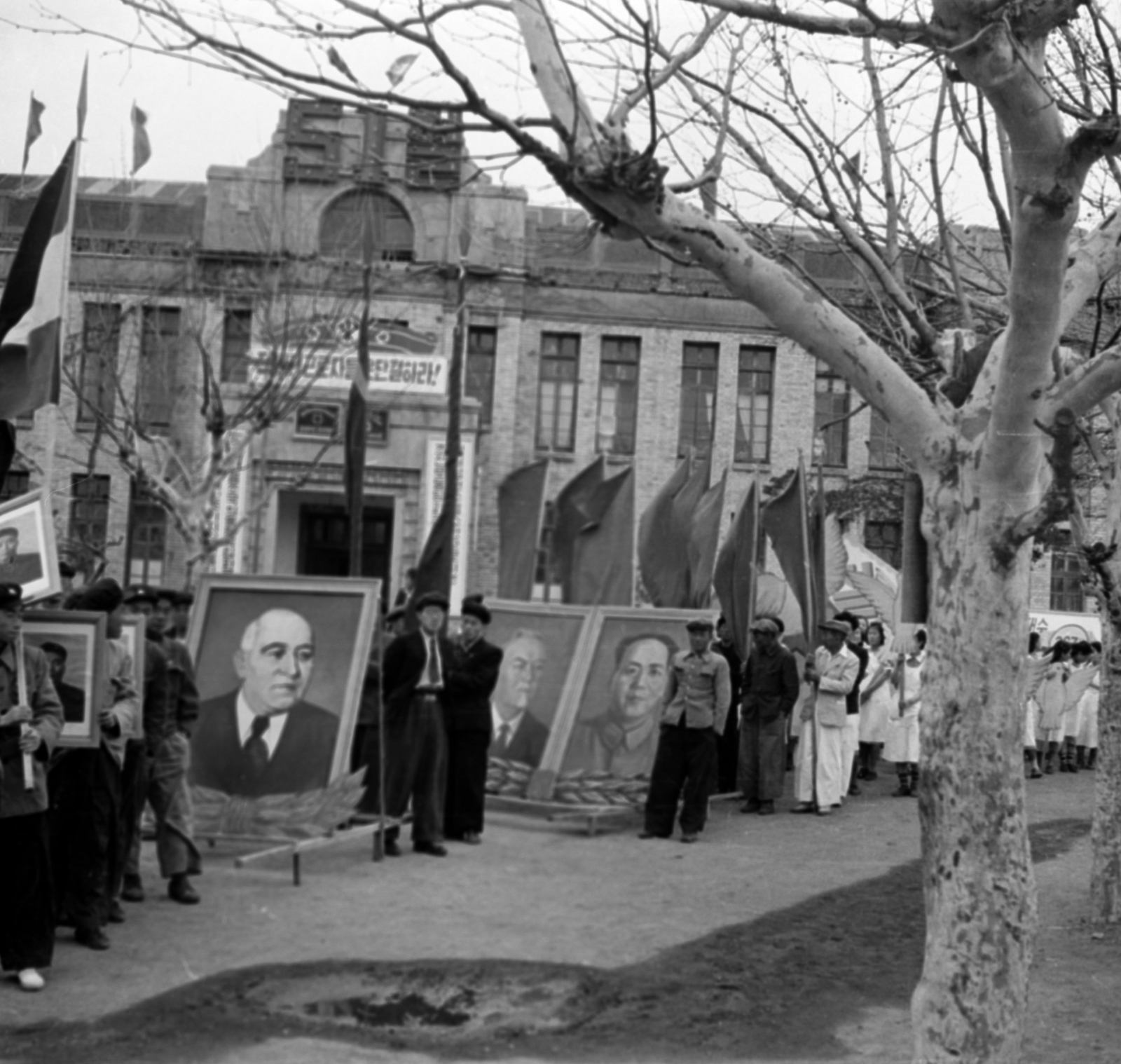 Koreai Népi Demokratikus Köztársaság, Szarivon, magyar orvosok csoportja a május 1-i felvonuláson., 1956, Lőrinczi Ákos, képarány: négyzetes, politikai dekoráció, Rákosi Mátyás-ábrázolás, Fortepan #170569