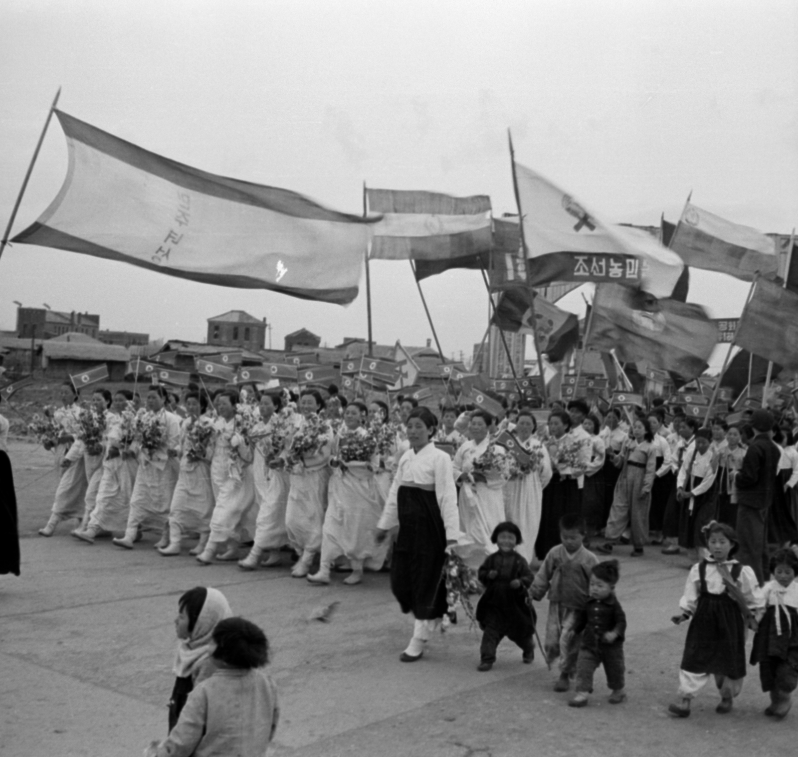 Koreai Népi Demokratikus Köztársaság, Szarivon, május 1-i felvonulás., 1956, Lőrinczi Ákos, fiatalság, képarány: négyzetes, zászló, ünneplő ruha, gyerekek, Fortepan #170576