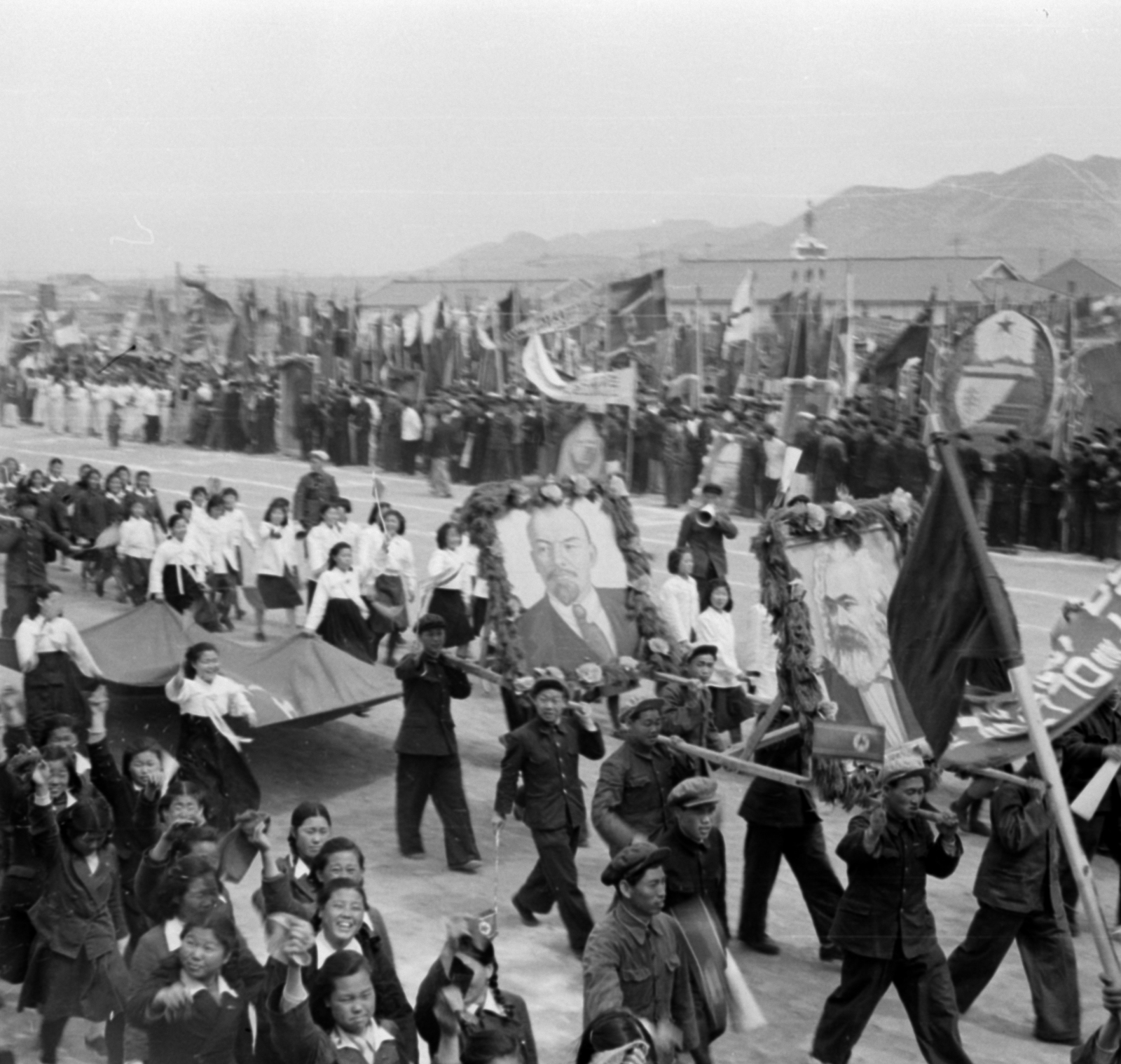 Koreai Népi Demokratikus Köztársaság, Szarivon, május 1-i felvonulás., 1956, Lőrinczi Ákos, képarány: négyzetes, hordozás, Lenin-ábrázolás, Fortepan #170577