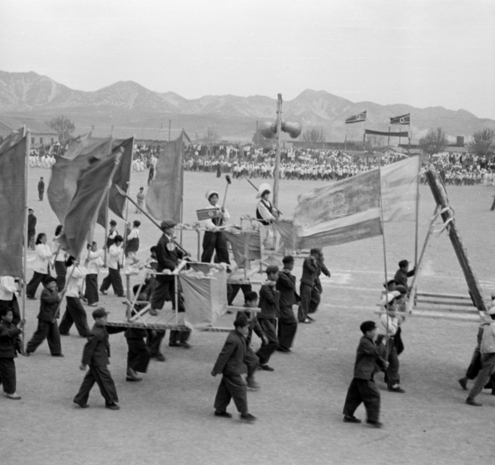 Koreai Népi Demokratikus Köztársaság, Szarivon, május 1-i felvonulás., 1956, Lőrinczi Ákos, képarány: négyzetes, zászló, hordozás, Fortepan #170579