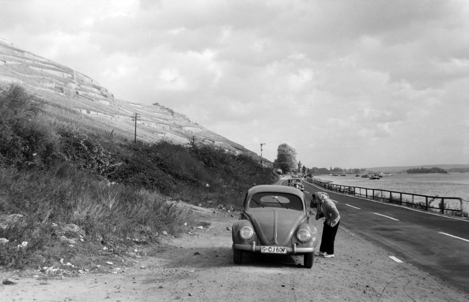 Németország, Rüdesheim am Rhein, látkép nyugat felől, jobbra a Rajna és a Rüdesheimi zátonysziget., 1962, Lőrinczi Ákos, Volkswagen-márka, NSZK, Volkswagen Bogár, lányok-járművek, Fortepan #170584