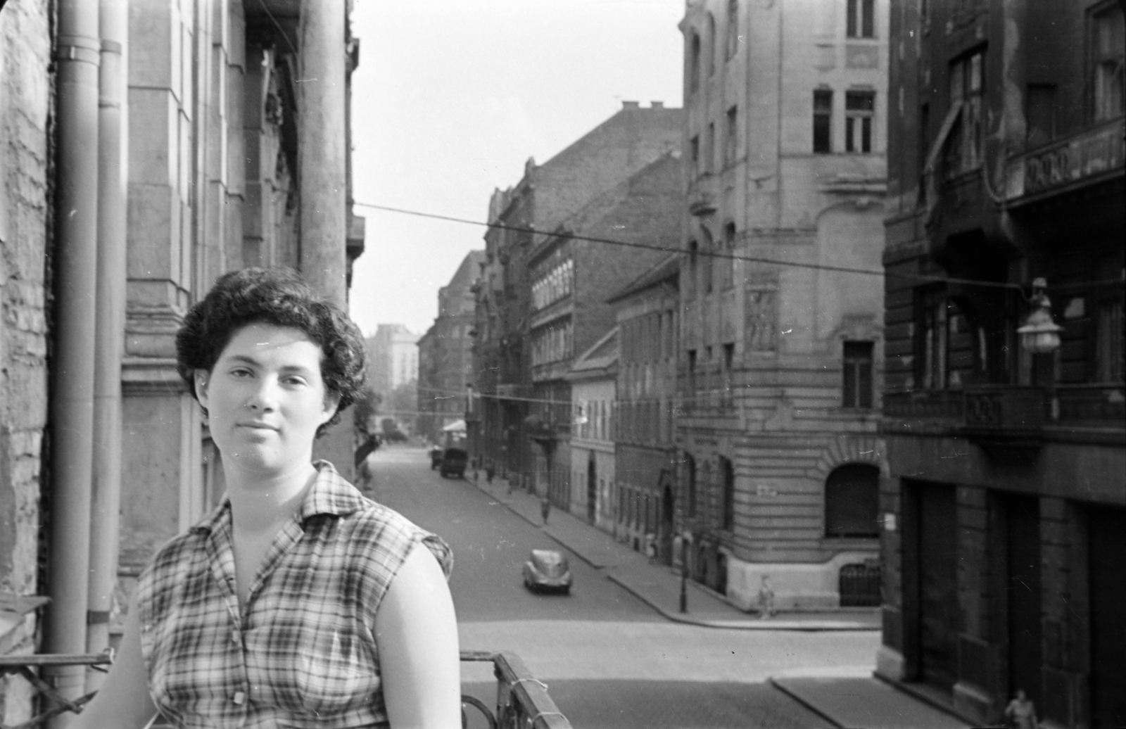 Hungary, Budapest V., a Hercegprímás (Alpári Gyula) utca 19. számú ház I. emeleti erkélye, a háttérben az Arany János utca kereszteződése., 1958, Lőrinczi Ákos, Tatra-brand, Budapest, lady, half-smile, Fortepan #170588