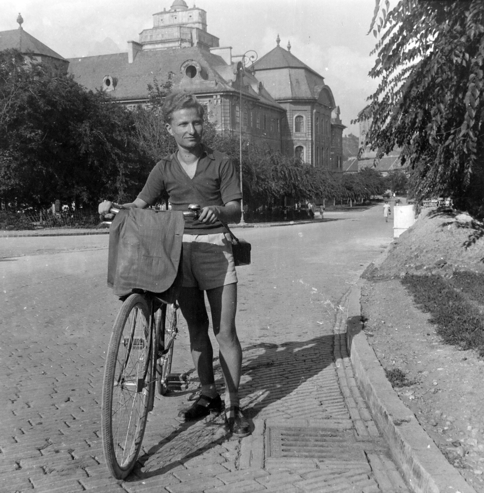 Hungary, Eger, Eszterházy (Szabadság) tér, háttérben a Líceum., 1958, Lőrinczi Ákos, bicycle, man, shorts, Fortepan #170589