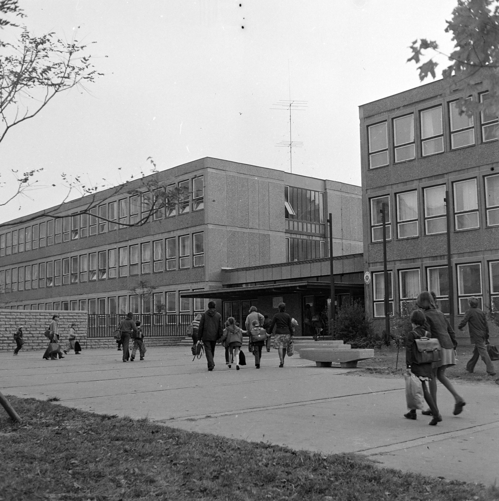 Hungary, Óbuda, Budapest III., Kerék utca 18-20. Ilku Pál Általános Iskola (később Kerék Általános Iskola és Gimnázium)., 1975, Péterffy István, school, Budapest, Fortepan #170600