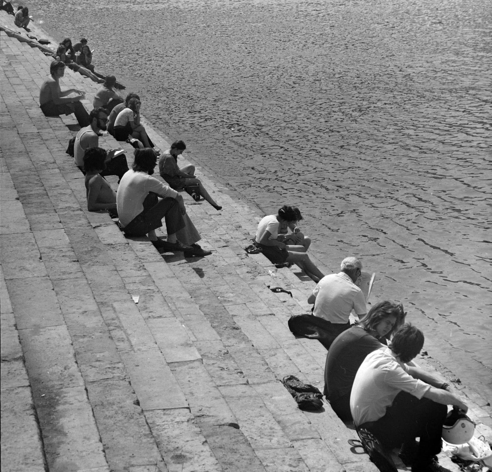 Hungary, Budapest V., a pesti alsó rakpart lépcsői., 1972, Péterffy István, Budapest, relaxation, sitting on stairs, Fortepan #170602