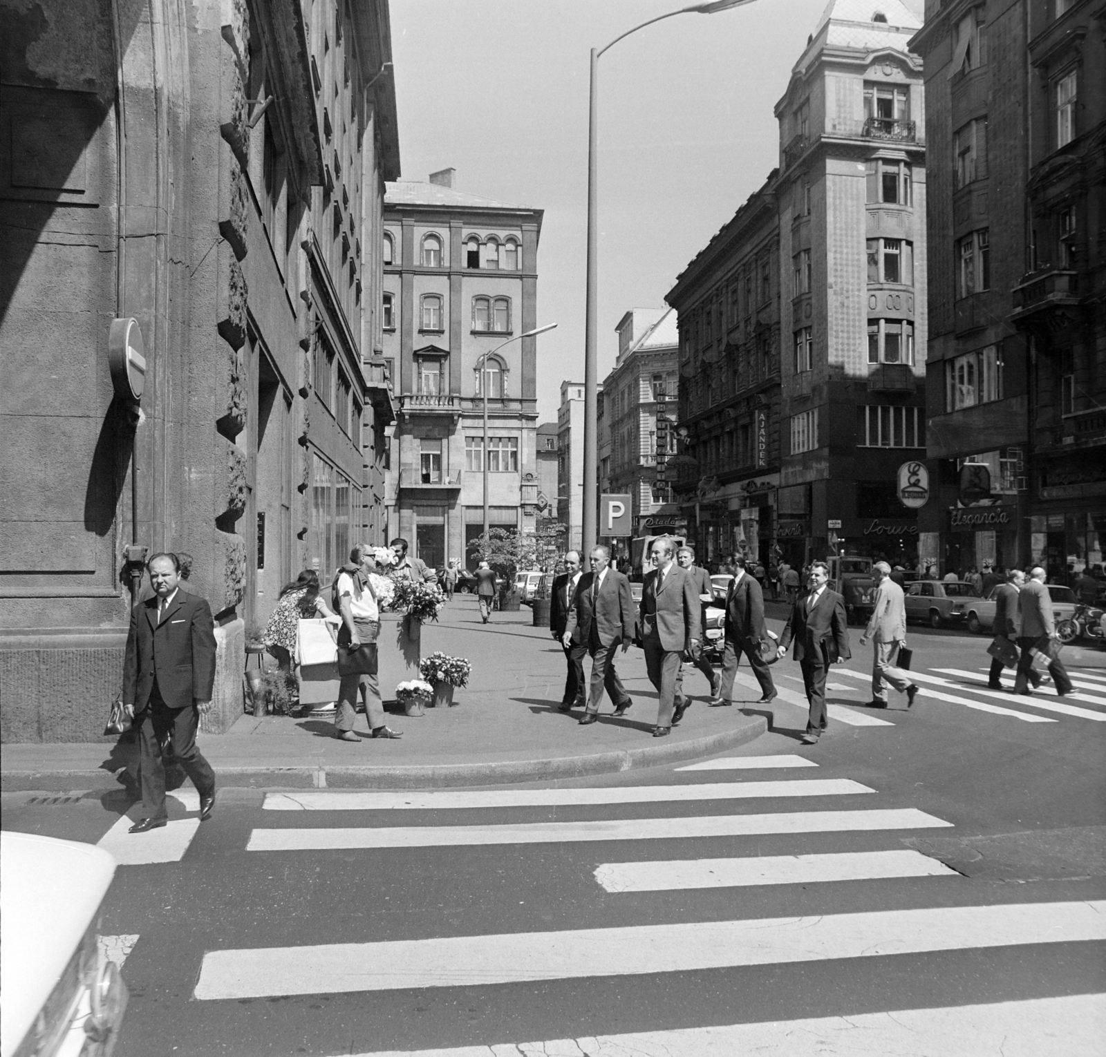 Hungary, Budapest V., Váci utca a Piarista köztől a Piarista (Pesti Barnabás) utca felé nézve., 1972, Péterffy István, crosswalk, Budapest, Fortepan #170603