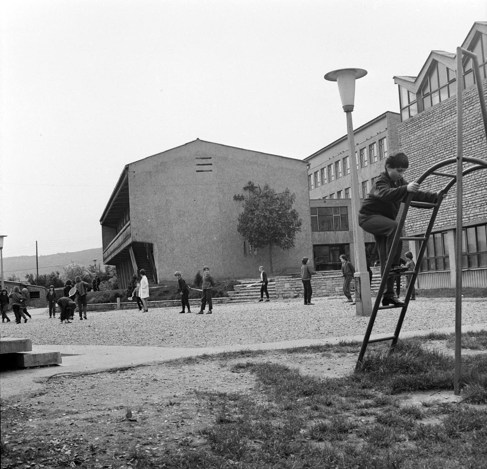 Hungary, Budapest II., Csatárka úti gyermekváros (ekkor Münnich Ferenc Nevelőotthon, ma Cseppkő Gyermekotthoni Központ)., 1972, Péterffy István, school, public building, tennis rackets, school yard, Budapest, Fortepan #170606