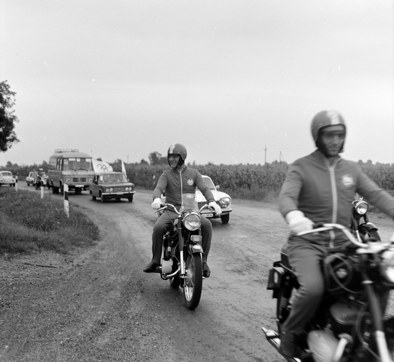 Hungary, Monorierdő, 4-es főút, Münchenbe, a nyári olimpiai játékok helyszínére tartó olimpiai lángot kisérő motorosok., 1972, Péterffy István, motorcycle, crash helmet, olympic flame, Fortepan #170622