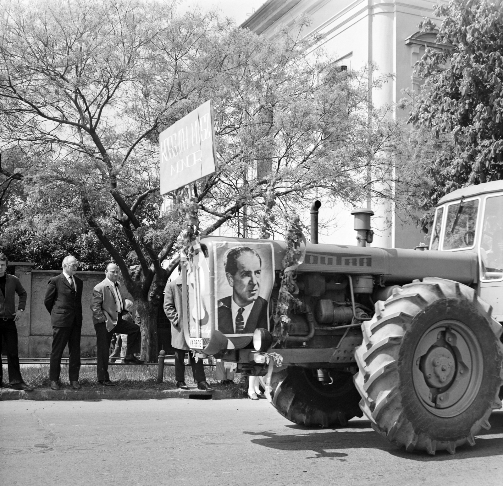 Hungary, Monor, Kossuth Lajos utca, május 1-i ünnepség. Háttérben a katolikus templom., 1972, Péterffy István, Fortepan #170631