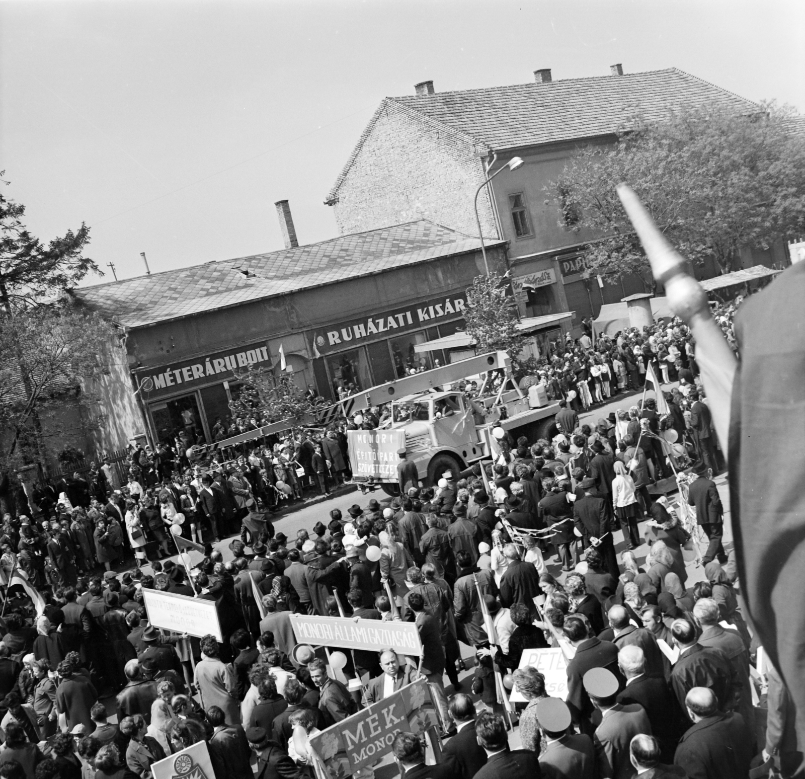 Hungary, Monor, Kossuth Lajos utca, a felvétel a 79. szám előtt készült. Május 1-i ünnepség., 1972, Péterffy István, Fortepan #170632