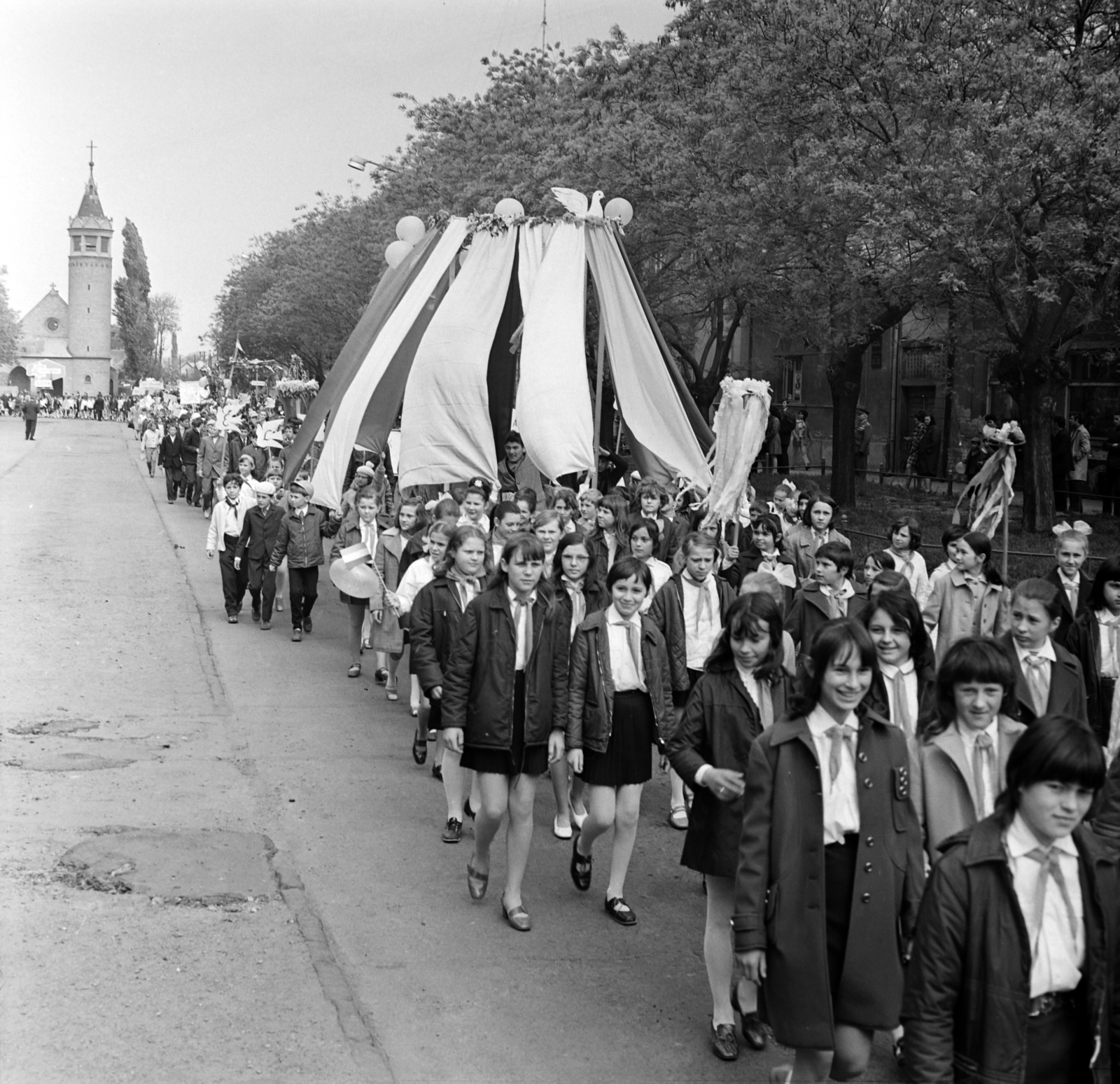 Magyarország, Monor, Kossuth Lajos utca, háttérben az evangélikus templom. Május 1-i felvonulás., 1972, Péterffy István, Fortepan #170634